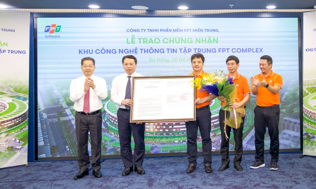 Thứ trưởng Bộ Thông tin và Truyền thông Nguyễn Huy Dũng và Bí thư Thành ủy Nguyễn Văn Quảng trao Quyết định chứng nhận cho Tập đoàn FPT