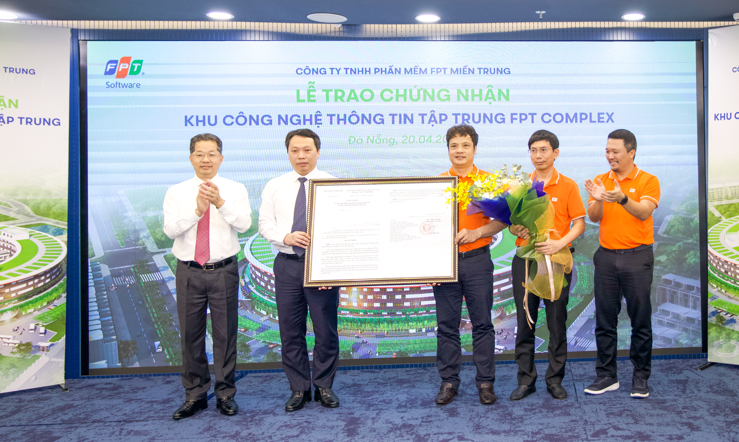 Thứ trưởng Bộ Thông tin và Truyền thông Nguyễn Huy Dũng và Bí thư Thành ủy Nguyễn Văn Quảng trao Quyết định chứng nhận cho Tập đoàn FPT