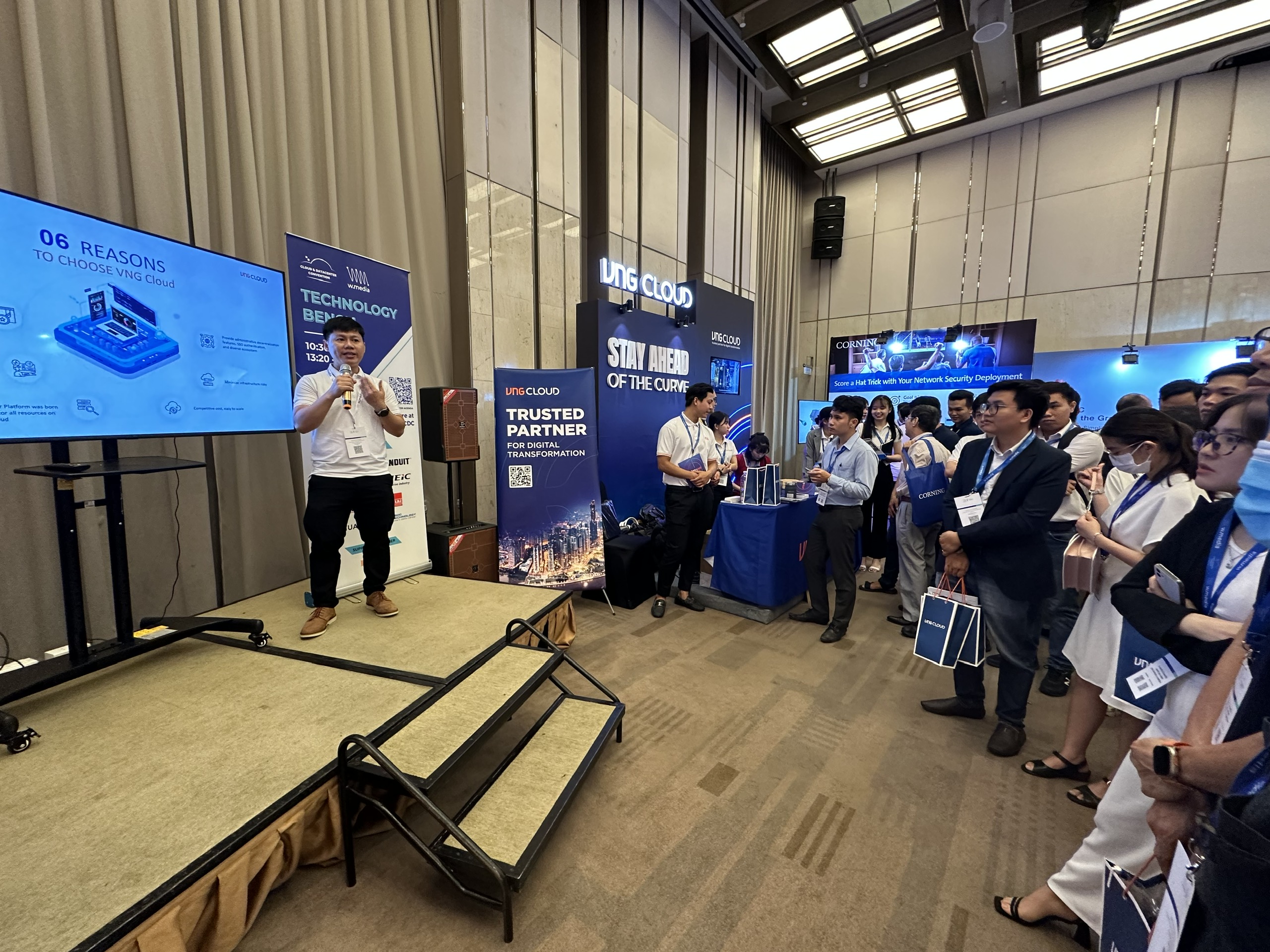 Đại diện VNG giới thiệu giải pháp VNG cloud tại Hội thảo Điện toán đám mây và Trung tâm dữ liệu Việt Nam 2023 sáng 20/4 ở TP.HCM.