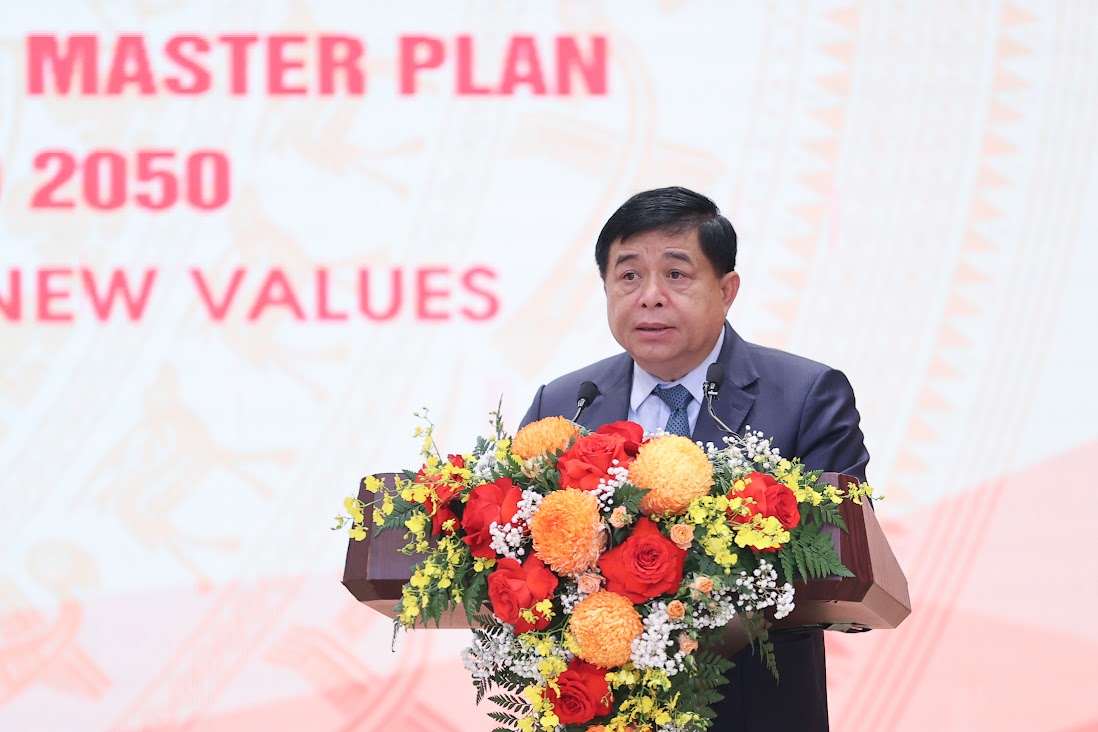 Bộ trưởng Bộ kế hoạch và Đầu tư Nguyễn Chí Dũng công bố Nghị quyết số 81/2023/QH15 của Quốc hội về Quy hoạch tổng thể quốc gia thời kỳ 2021-2030, tầm nhìn đến năm 2050 - Ảnh: VGP