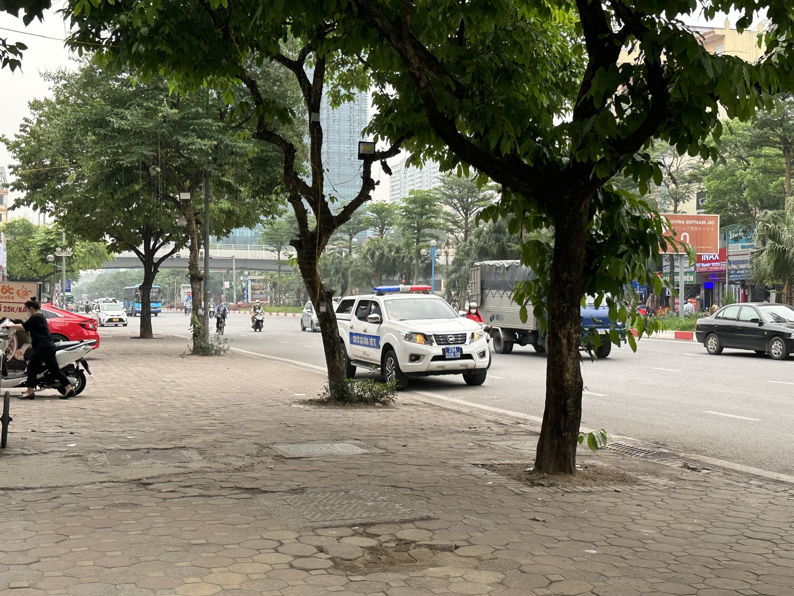 Để có được những tuyến vỉa hè thoáng, rộng, lực lượng chức năng của Cầu Giấy thường xuyên tổ chức tuần tra lưu động để tuyên truyền, nhắc nhở người dân cũng như các hộ kinh doanh. Sự quyết tâm của chính quyền trong cuộc chiến giành lại vỉa hè đang từng bước mang lại kết quả khả quan. 