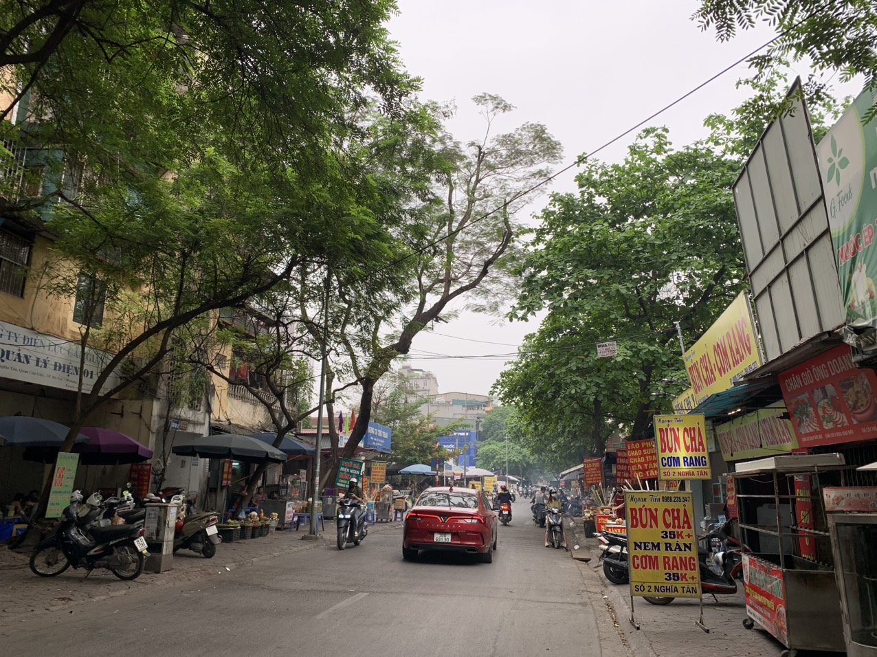 Tuy nhi&ecirc;n, tại một số đoạn phố nhỏ gần chợ, nhiều hộ kinh doanh như Nghĩa T&acirc;n, Nghĩa Đ&ocirc;, việc đảm bảo vẫn c&ograve;n nhiều kh&oacute; khăn. Hiện ch&iacute;nh quyền c&aacute;c phường đang t&igrave;m nhiều giải ph&aacute;p để quản l&yacute; hiệu quả c&aacute;c tuyến vỉa h&egrave; n&agrave;y.