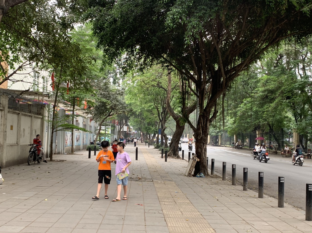Ở các khu vực gần trường học, vỉa hè là khu vực 