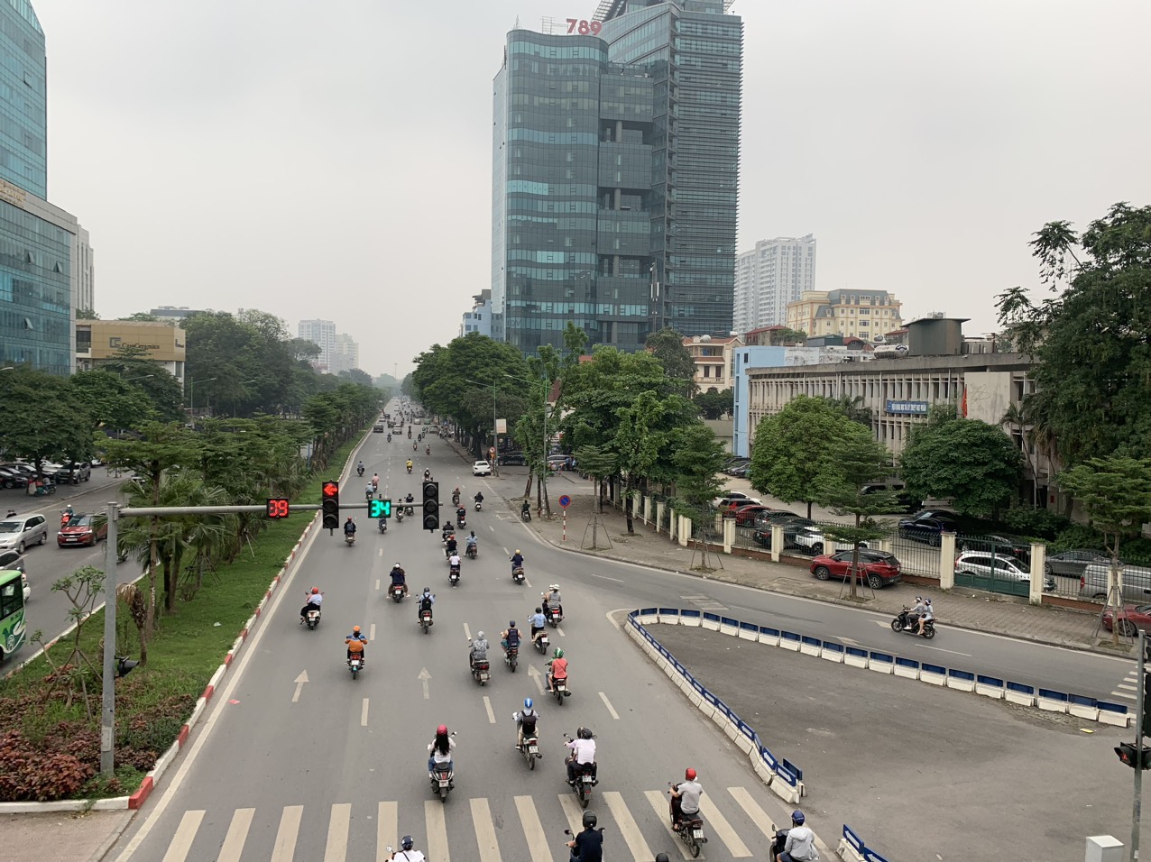 Quận Cầu Giấy được quy hoạch hệ thống mạng lưới giao thông đồng bộ. Địa phương này sở hữu các tuyến đường trọng điểm như: Hoàng Quốc Việt, Xuân Thủy, Đường Vành Đai 3, Trần Duy Hưng, Trần Thái Tông, Đường Láng... Hiện các tuyến đường lớn này đang được quản lý khá tốt. 