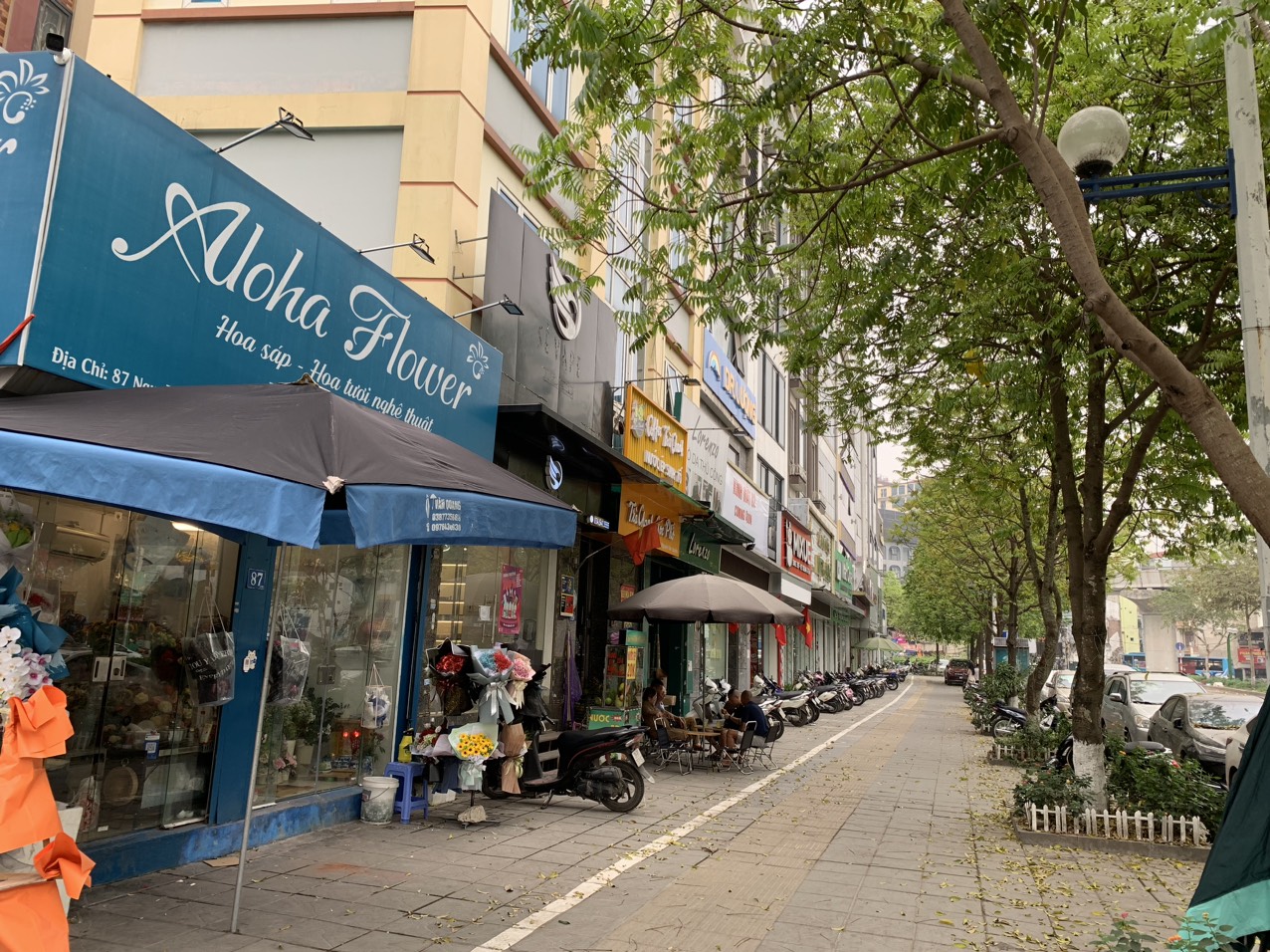 Sự ngăn nắp, sạch sẽ đang xuất hiện ngày càng nhiều hơn trên những tuyến phố lớn như Nguyễn Văn Huyên, Hoàng Quốc Việt, Cầu Giấy, Phạm Văn Đồng... Bà Ngô Thị Thủy, chủ một cơ sở bán cafe trên phố Nguyễn Văn Huyên chia sẻ, các hộ kinh doanh tại đây rất hài lòng với diện mạo lòng đường, vỉa hè của tuyến phố này. Đây là yếu tố để hút khách tới quán đông hơn. 