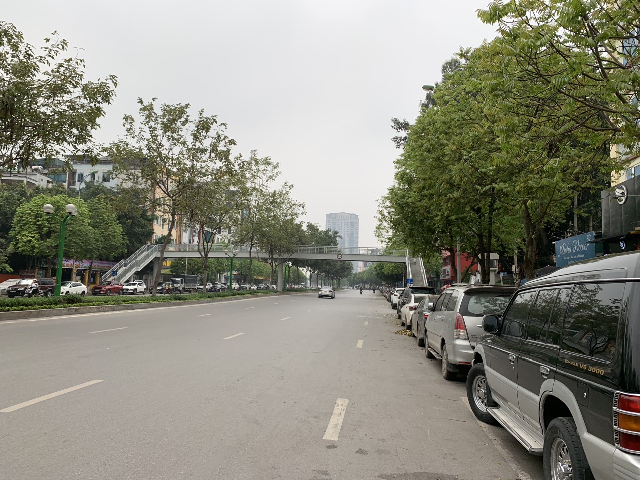 Dưới lòng đường Nguyễn Văn Huyên, phần diện tích quy hoạch cho việc trông giữ ô tô cũng được quản lý chặt chẽ, đảm bảo an toàn, thuận tiện cho việc đi lại của người dân...