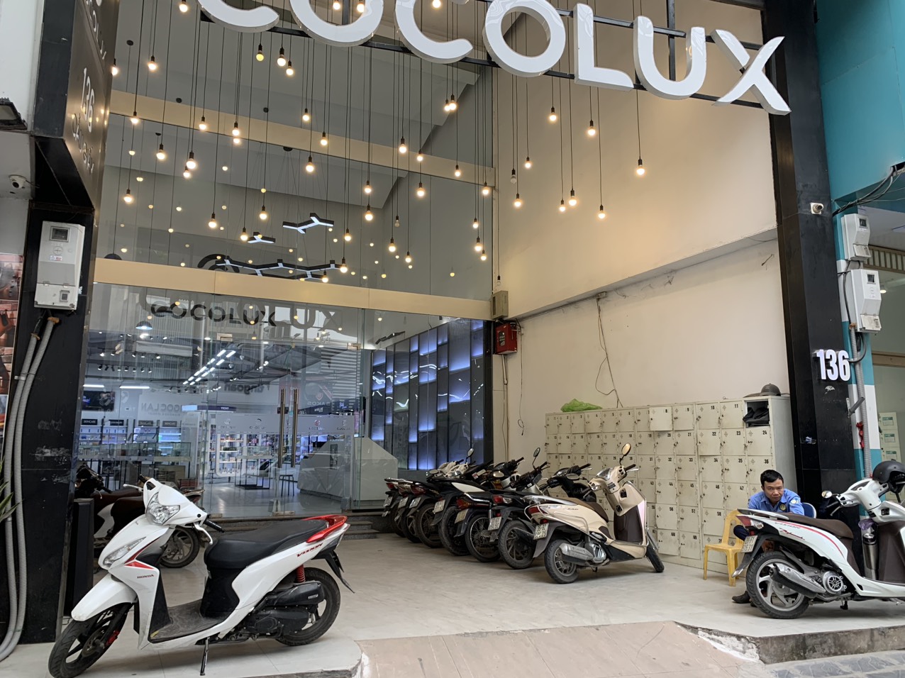 C&oacute; nhiều cửa h&agrave;ng, trung t&acirc;m thương mại đ&atilde; d&agrave;nh hẳn diện t&iacute;ch 