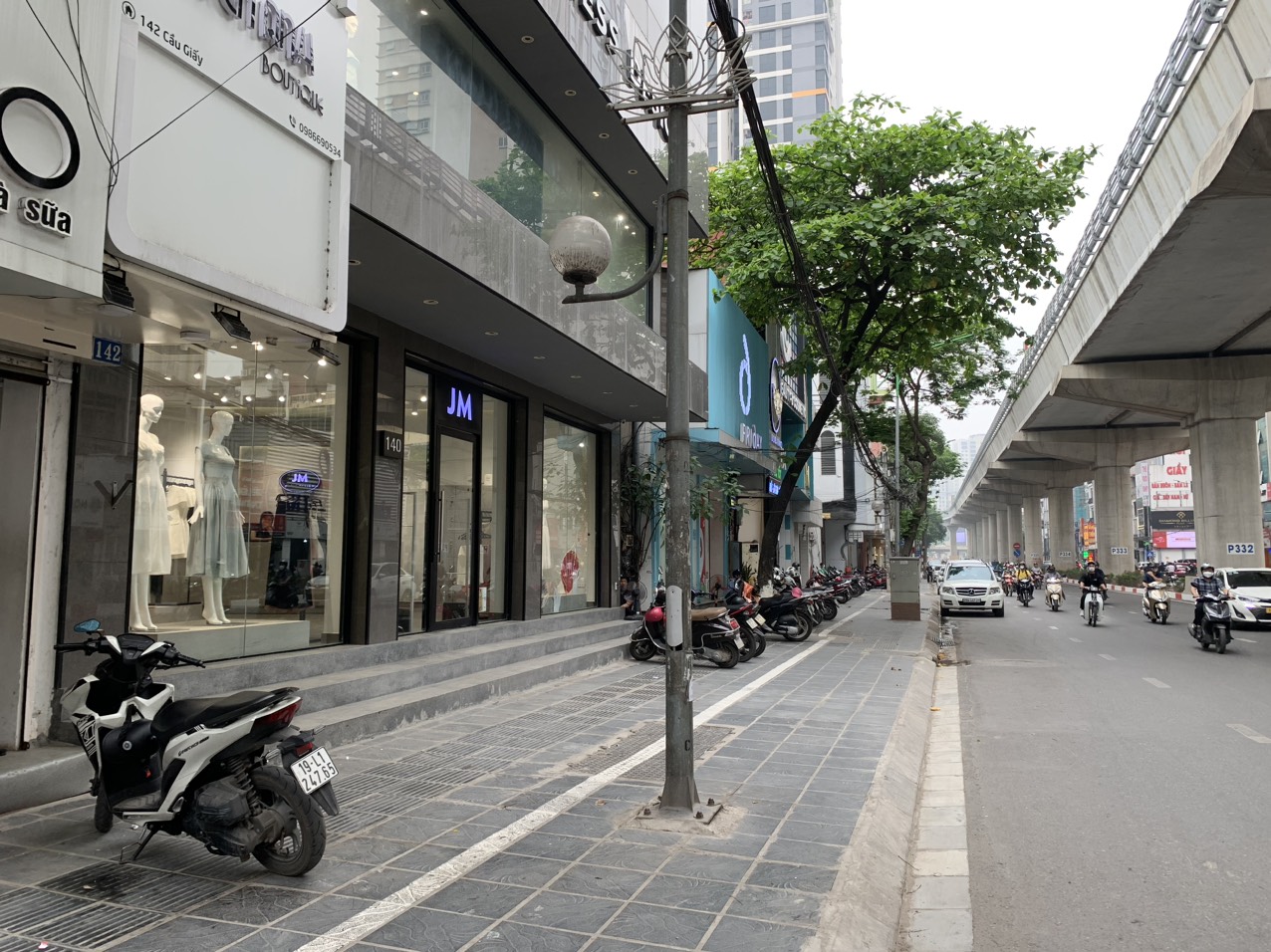 Tuyến vỉa hè phố Cầu Giấy có thể coi là tuyến phố trung tâm của quận Cầu Giấy. Tại đây, các hộ kinh doanh, buôn bán đang chấp hành khá tốt quy định của chính quyền, không lấn chiếm phần diện tích dành cho người đi bộ. 