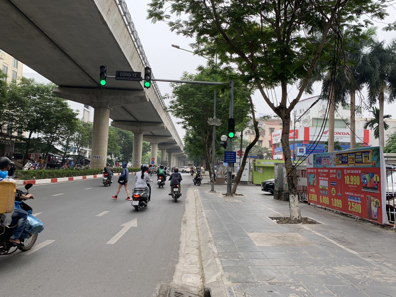 Chia sẻ với VnEconomy, &ocirc;ng Trần Việt H&agrave;, Ph&oacute; Chủ tịch UBND Quận Cầu Giấy, cho biết, mặc d&ugrave; c&oacute; nhiều kh&oacute; khăn, th&aacute;ch thức trong 