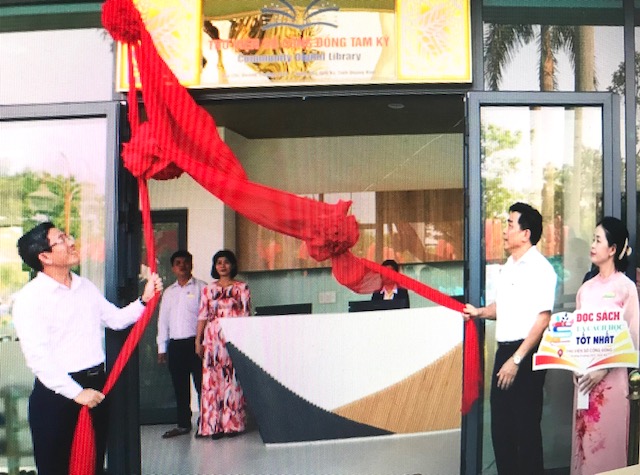 Ông Lê Văn Dũng, Phó Bí thư Thường trực Tỉnh ủy Quảng Nam và lãnh đạo thành phố Tam Kỳ  thực hiện nghi thức khai trương Thư viện số cộng đồng Tam Kỳ