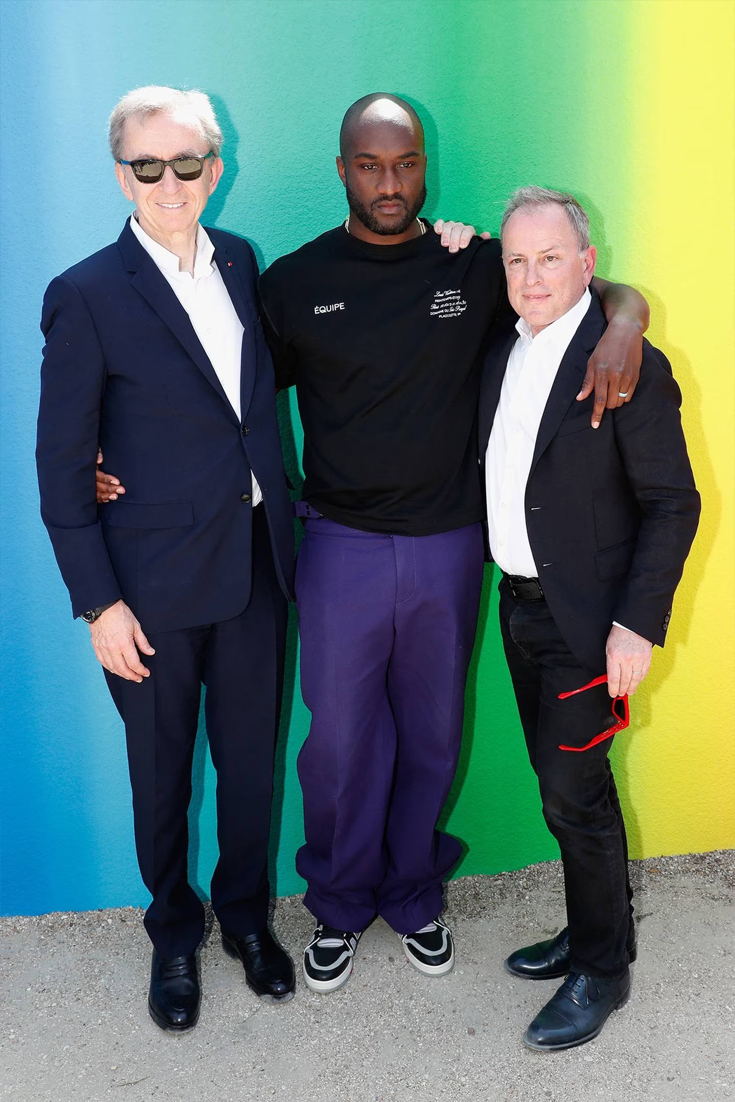 Chủ tịch LVMH Bernard Arnault, Virgil Abloh và CEO Michael Burke tại show diễn Xuân - Hè 2019 của Louis Vuitton. 
