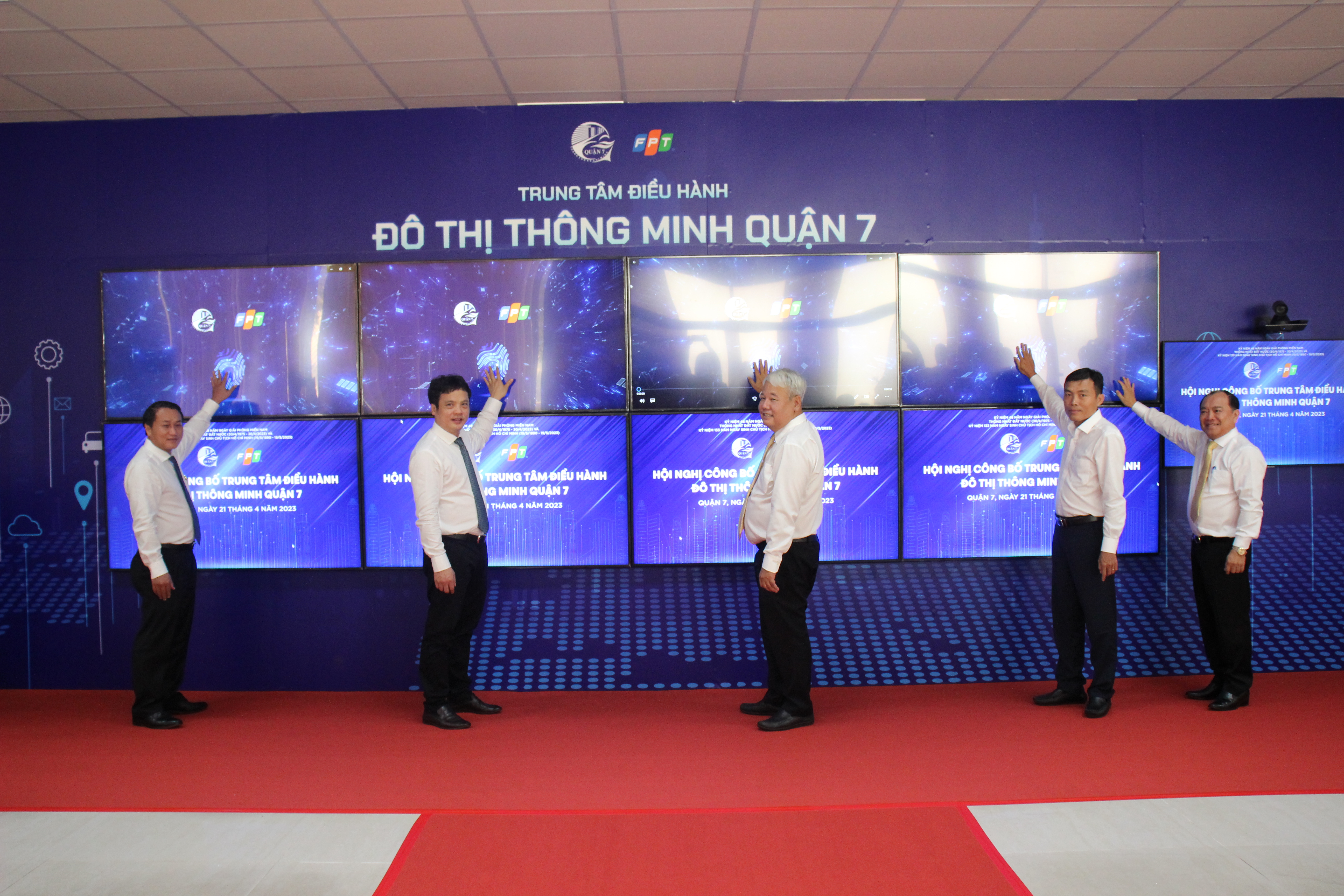 Đại diện UBND Quận 7 TP.HCM và Tập đoàn FPT ra mắt Trung tâm điều hành đô thị thông minh sáng 21/4.