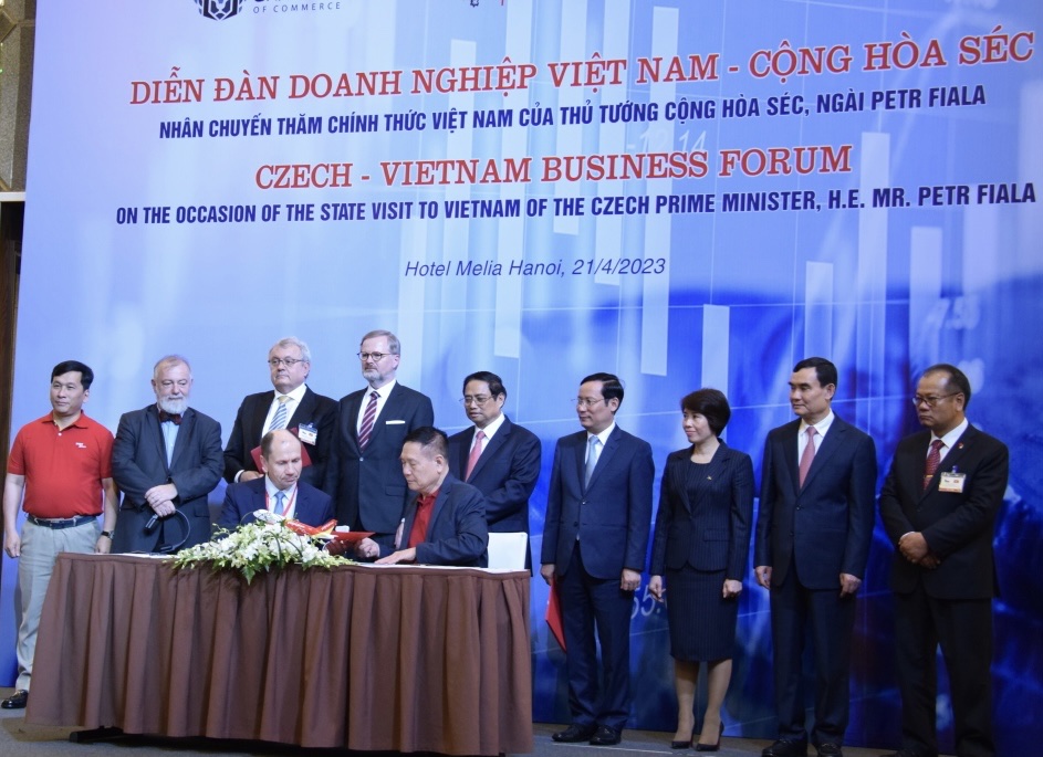 L&atilde;nh đạo hai nước chứng kiến lễ k&yacute; kết hợp t&aacute;c giữa doanh nghiệp hai b&ecirc;n.