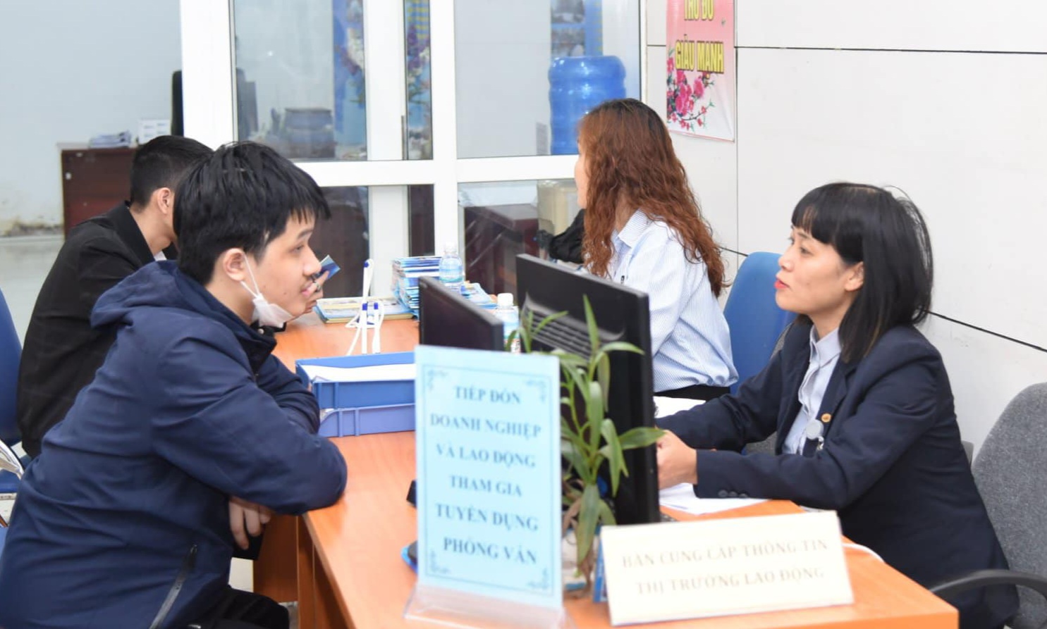 Người lao động tìm hiểu thông tin việc làm tại Hà Nội