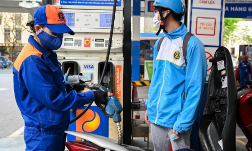 Giá xăng dầu “hạ nhiệt” theo đà giảm của thế giới