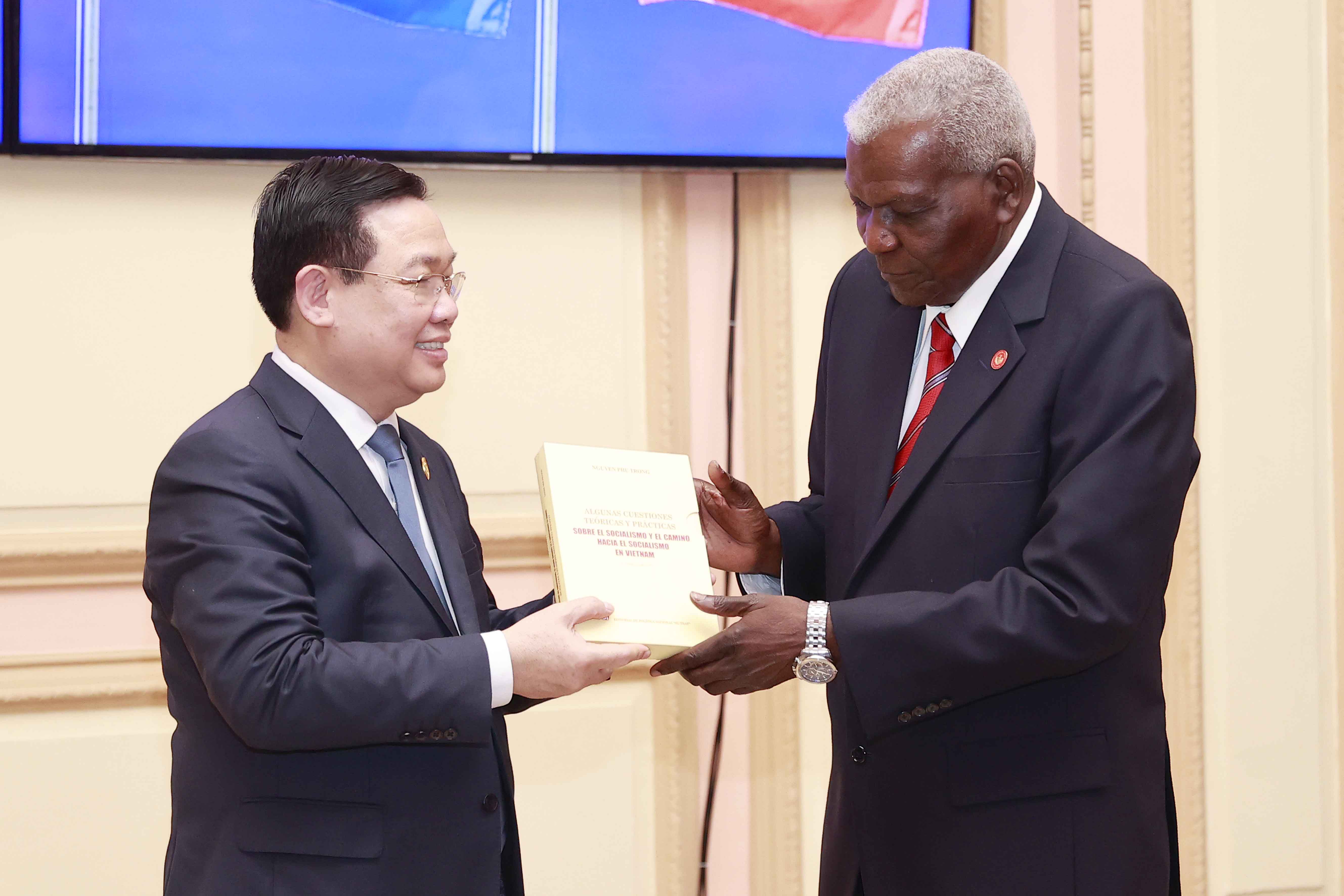 Nh&acirc;n dịp n&agrave;y, Chủ tịch Quốc hội Vương Đ&igrave;nh Huệ đ&atilde; trao tặng cuốn s&aacute;ch &ldquo;Một số vấn đề l&yacute; luận v&agrave; thực tiễn về chủ nghĩa x&atilde; hội v&agrave; con đường đi l&ecirc;n chủ nghĩa x&atilde; hội Việt Nam&rdquo; đến Chủ tịch Quốc hội Cuba -&nbsp;Ảnh: Quochoi.vn.