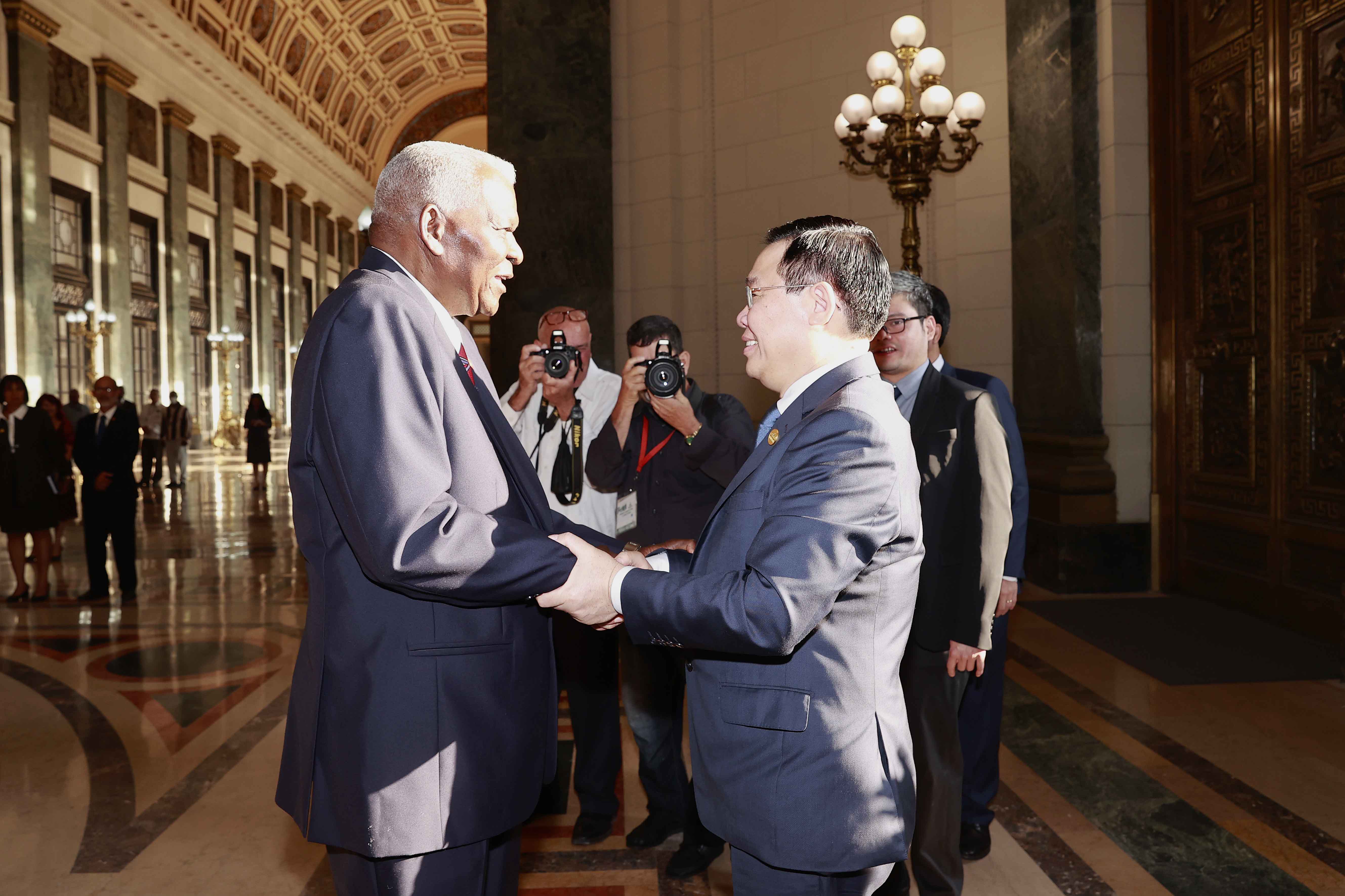 Chủ tịch Quốc hội Vương Đ&igrave;nh Huệ v&agrave; Chủ tịch Quốc hội Ch&iacute;nh quyền Nh&acirc;n d&acirc;n nước Cộng h&ograve;a Cuba Esteban Lazo&nbsp;Hern&aacute;ndez tại lễ đ&oacute;n -&nbsp;Ảnh: Quochoi.vn.