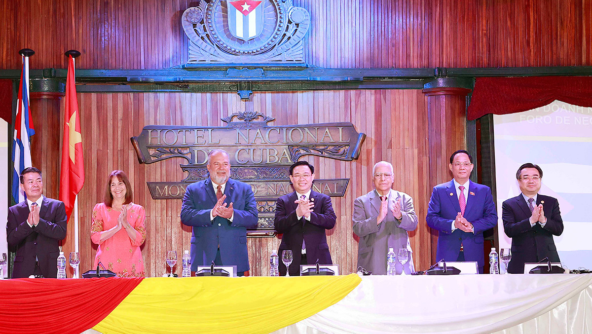 Thủ tướng Cuba Manuel Marrero Cruz và Chủ tịch Quốc hội Vương Đình Huệ cùng các đại biểu dự diễn đàn - Ảnh: Quochoi.vn