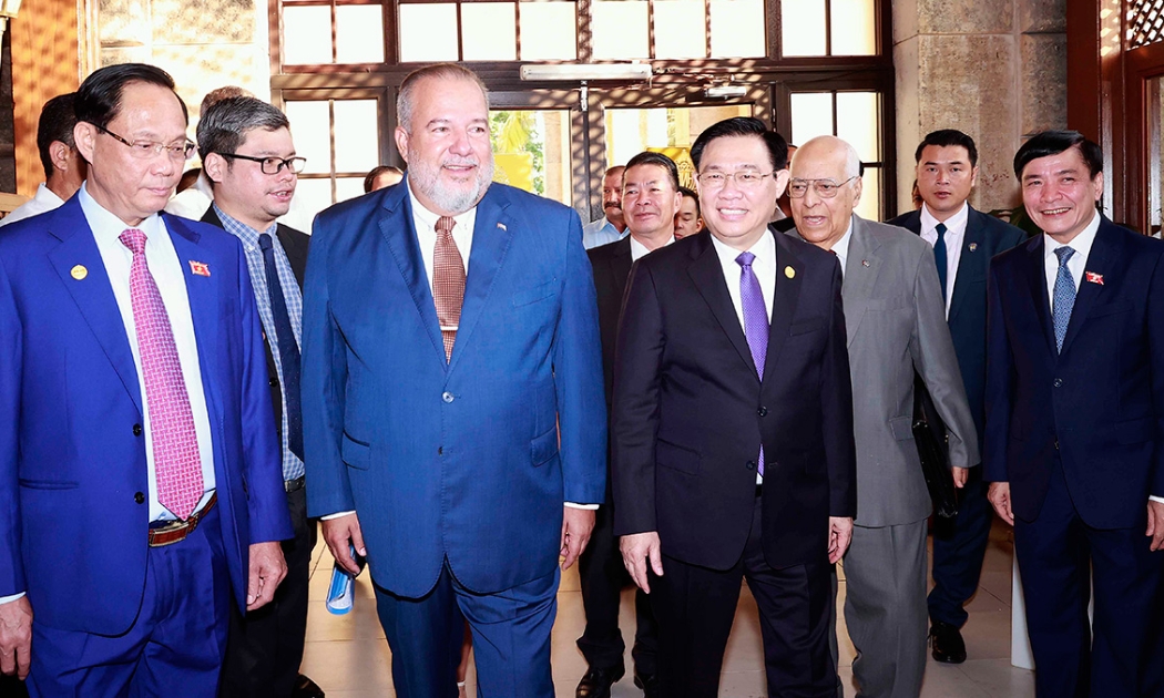Thủ tướng Cuba Manuel Marrero Cruz và Chủ tịch Quốc hội Vương Đình Huệ cùng các đại biểu tới dự diễn đàn - Ảnh: Quochoi.vn