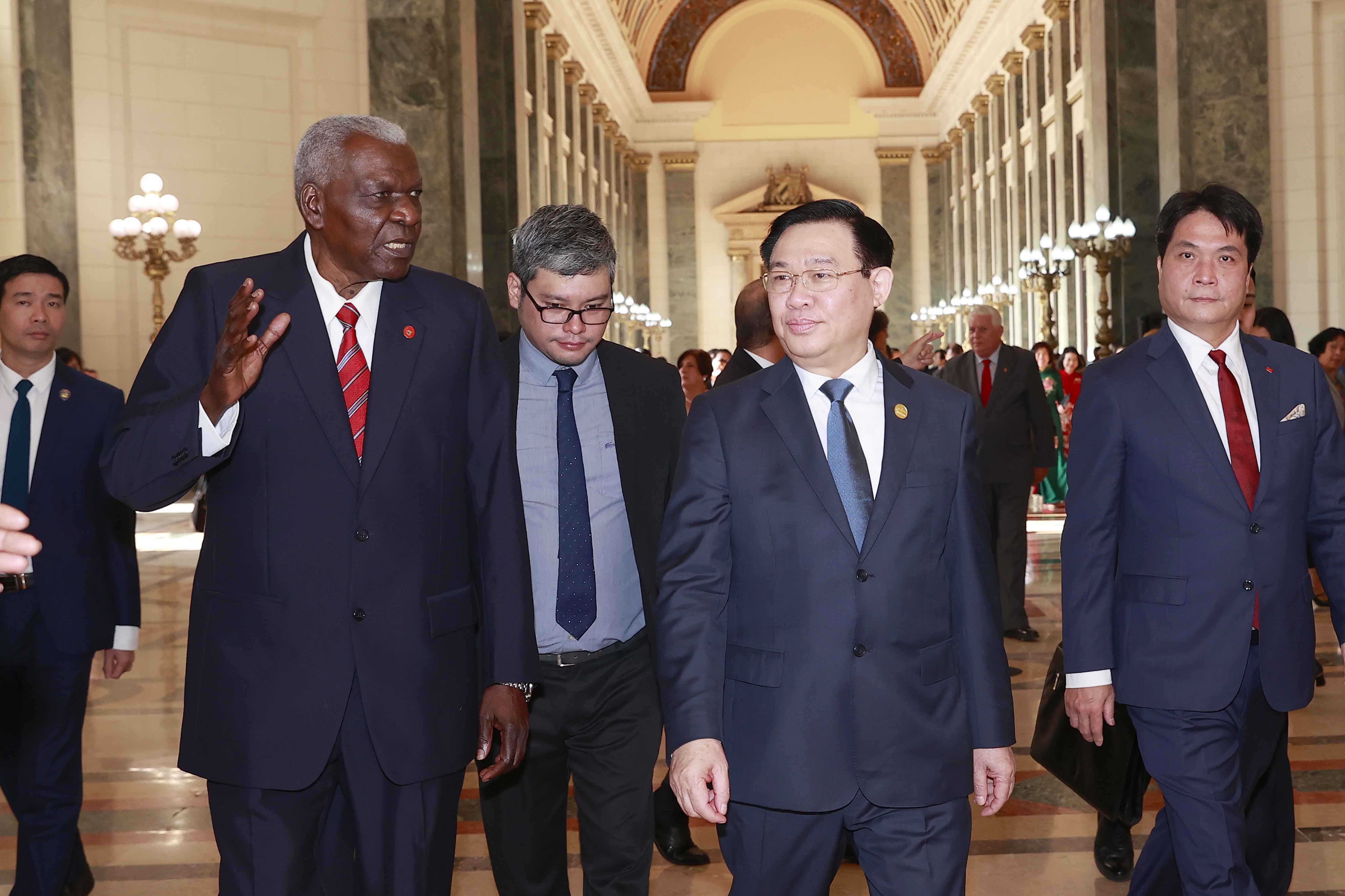 Chủ tịch Quốc hội Vương Đình Huệ và Chủ tịch Quốc hội Chính quyền Nhân dân nước Cộng hòa Cuba Esteban Lazo Hernández - Ảnh: Quochoi.vn