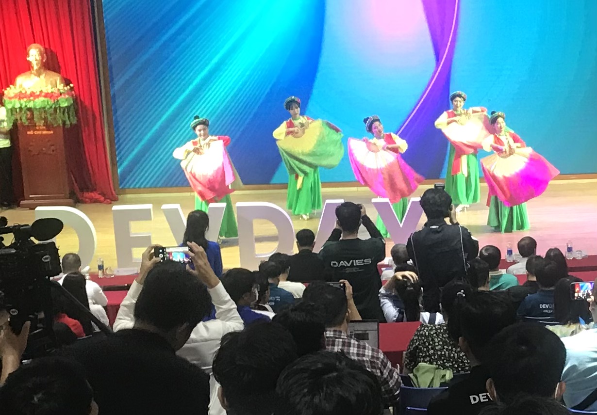 Sinh vi&ecirc;n Đại học B&aacute;ch khoa (Đại học Đ&agrave; Nẵng) biểu diễn văn nghệ ch&agrave;o mừng sự kiện DevDay Đ&agrave; Nẵng 2023&nbsp;