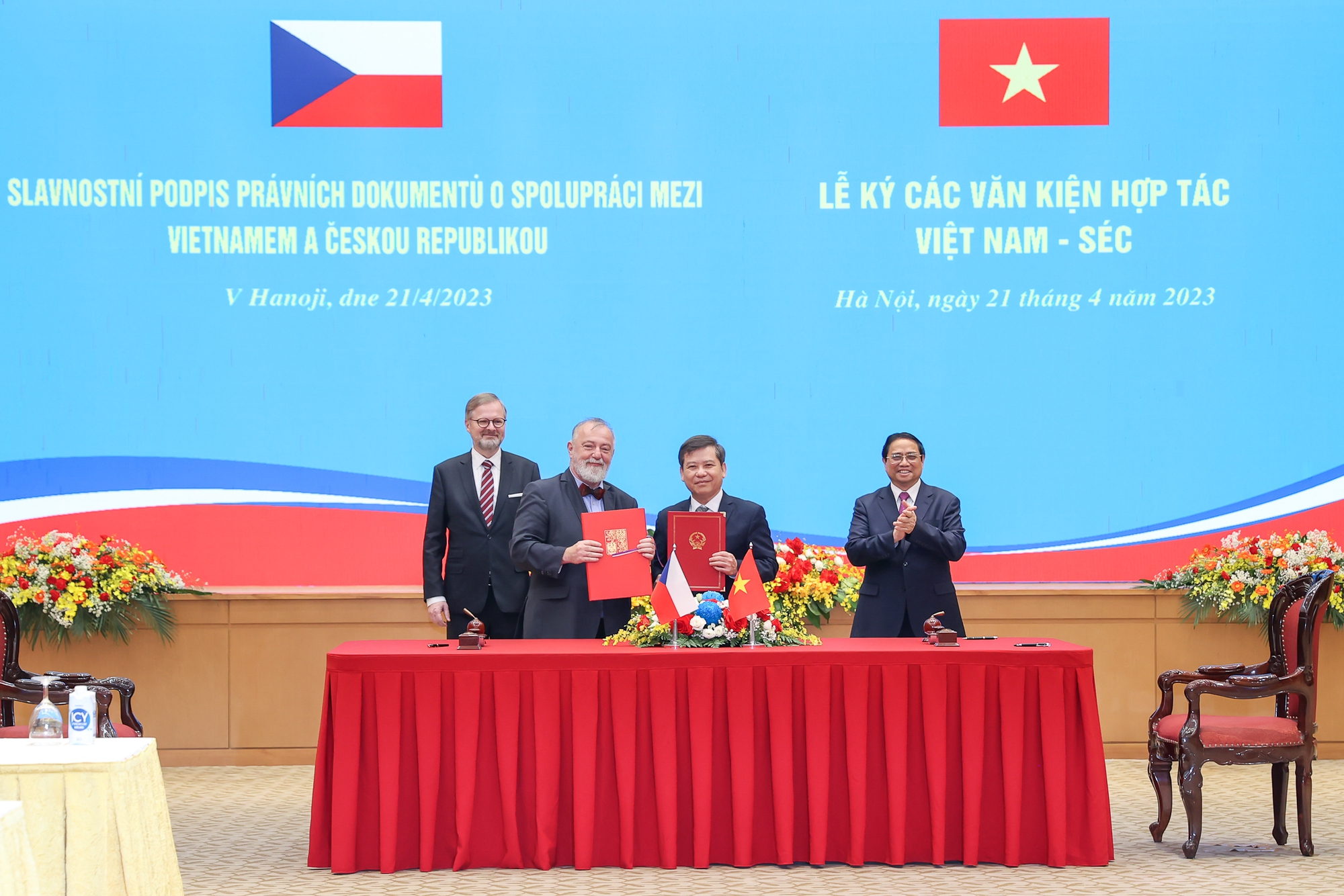Thủ tướng Chính phủ Phạm Minh Chính và Thủ tướng Petr Fiala chứng kiến Lễ ký văn kiện hợp tác trong lĩnh vực tương trợ tư pháp về hình sự - Ảnh: VGP.