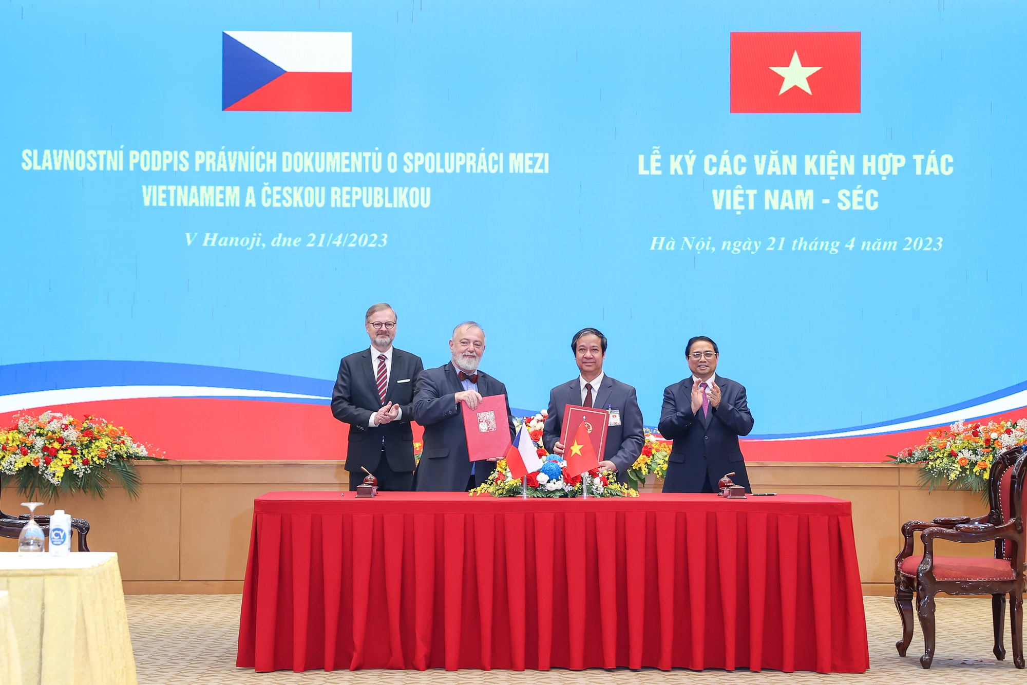 Thủ tướng Chính phủ Phạm Minh Chính và Thủ tướng Petr Fiala chứng kiến Lễ ký các văn kiện hợp tác trong lĩnh vực tương trợ tư pháp về giáo dục - Ảnh: VGP.