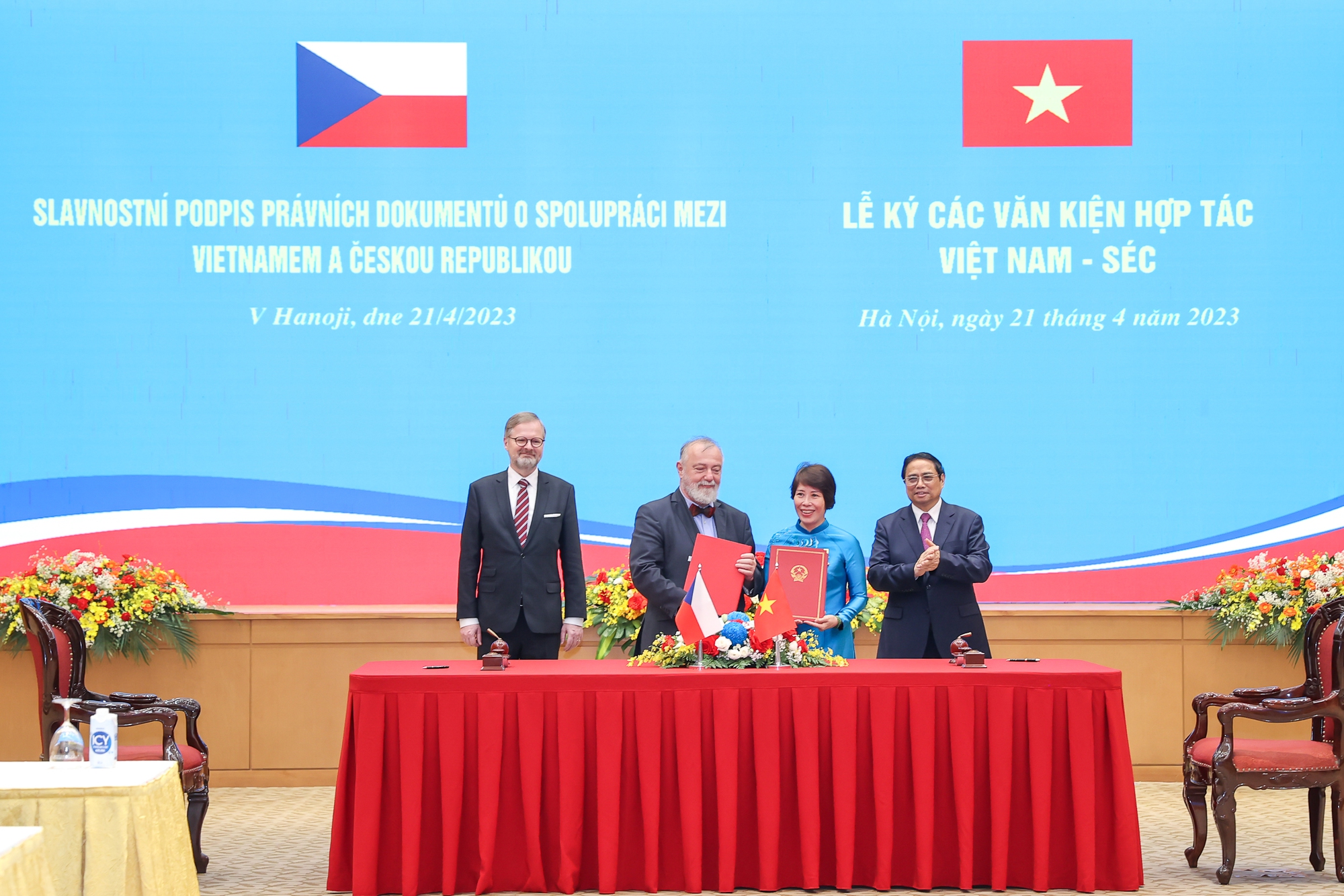 Thủ tướng Chính phủ Phạm Minh Chính và Thủ tướng Petr Fiala chứng kiến Lễ ký các văn kiện hợp tác trong lĩnh vực tương trợ tư pháp về đầu tư - Ảnh: VGP.