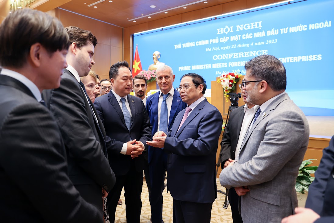 Thủ tướng trò chuyện với đại diện các nhà đầu tư nước ngoài - Ảnh: VGP