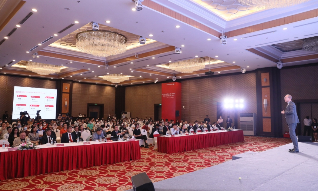 CEO Techcombank Jens Lottner trình bày kết quả kinh doanh 2022 tại Đại hội cổ đông.