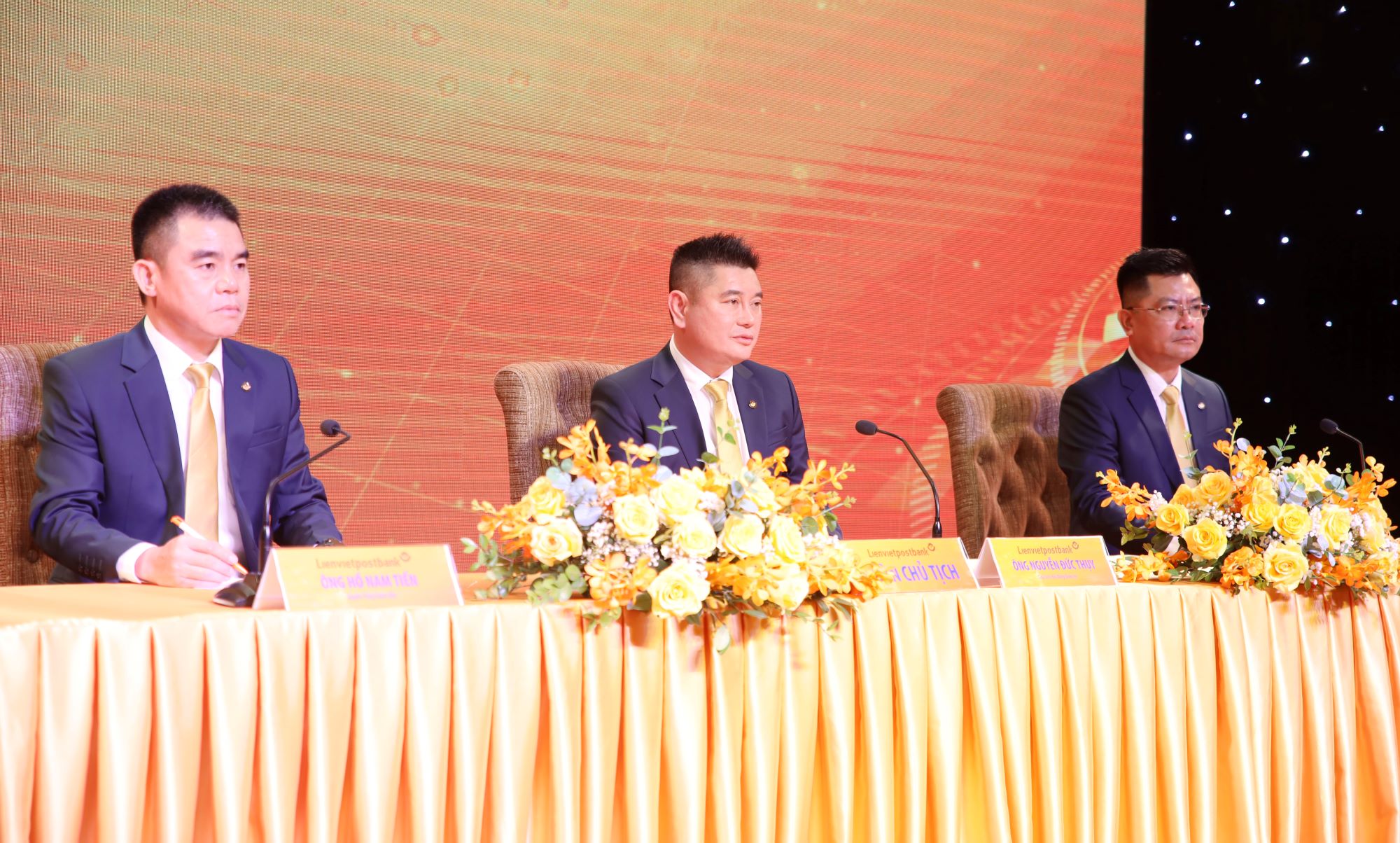 Lãnh đạo Lienvietpostbank trả lời cổ đông.