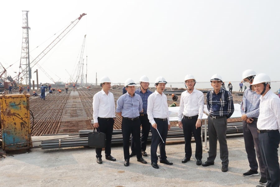 Đo&agrave;n gi&aacute;m s&aacute;t của&nbsp;của HĐND th&agrave;nh phố kiểm tra thực địa tại dự &aacute;n x&acirc;y dựng c&aacute;c bến container số 3, số 4 thuộc Cảng cửa ng&otilde; quốc tế Hải Ph&ograve;ng.