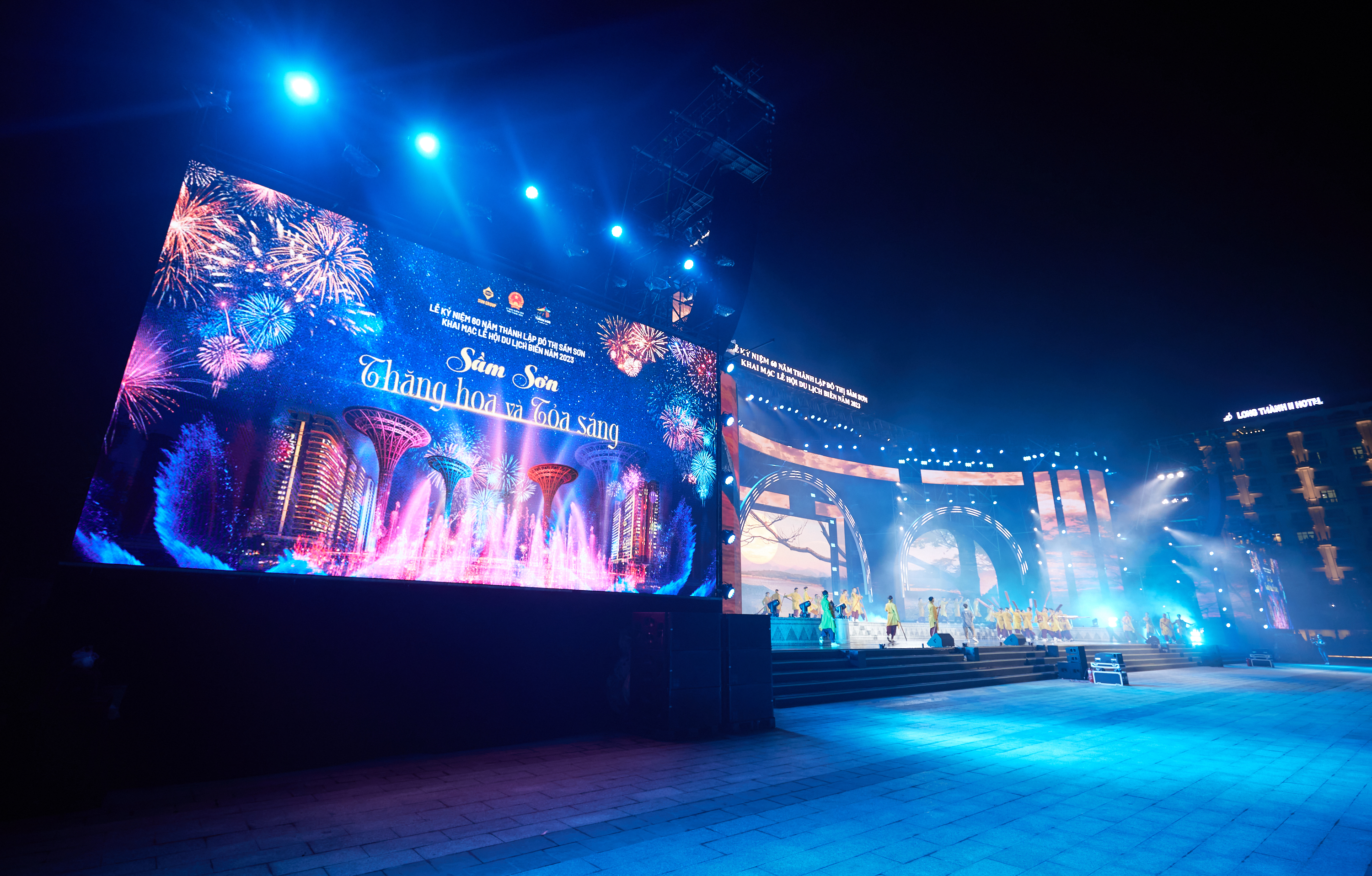 S&acirc;n khấu lung linh sắc m&agrave;u.