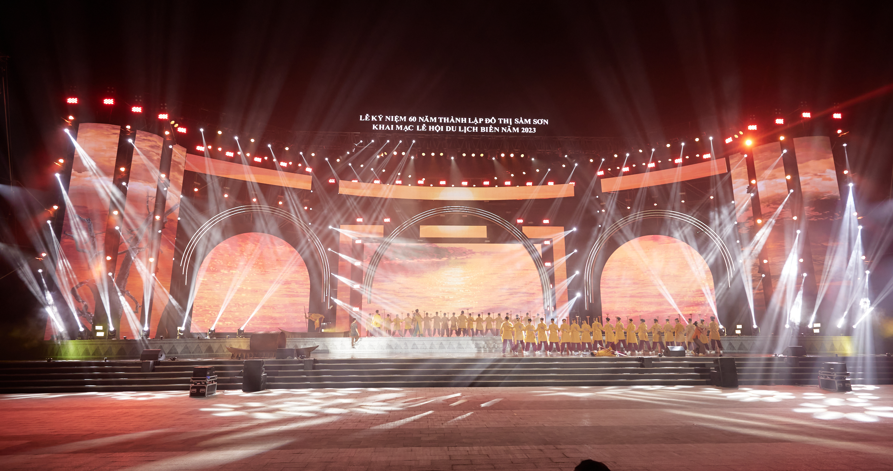 To&agrave;n cảnh s&acirc;n khấu Lễ hội.