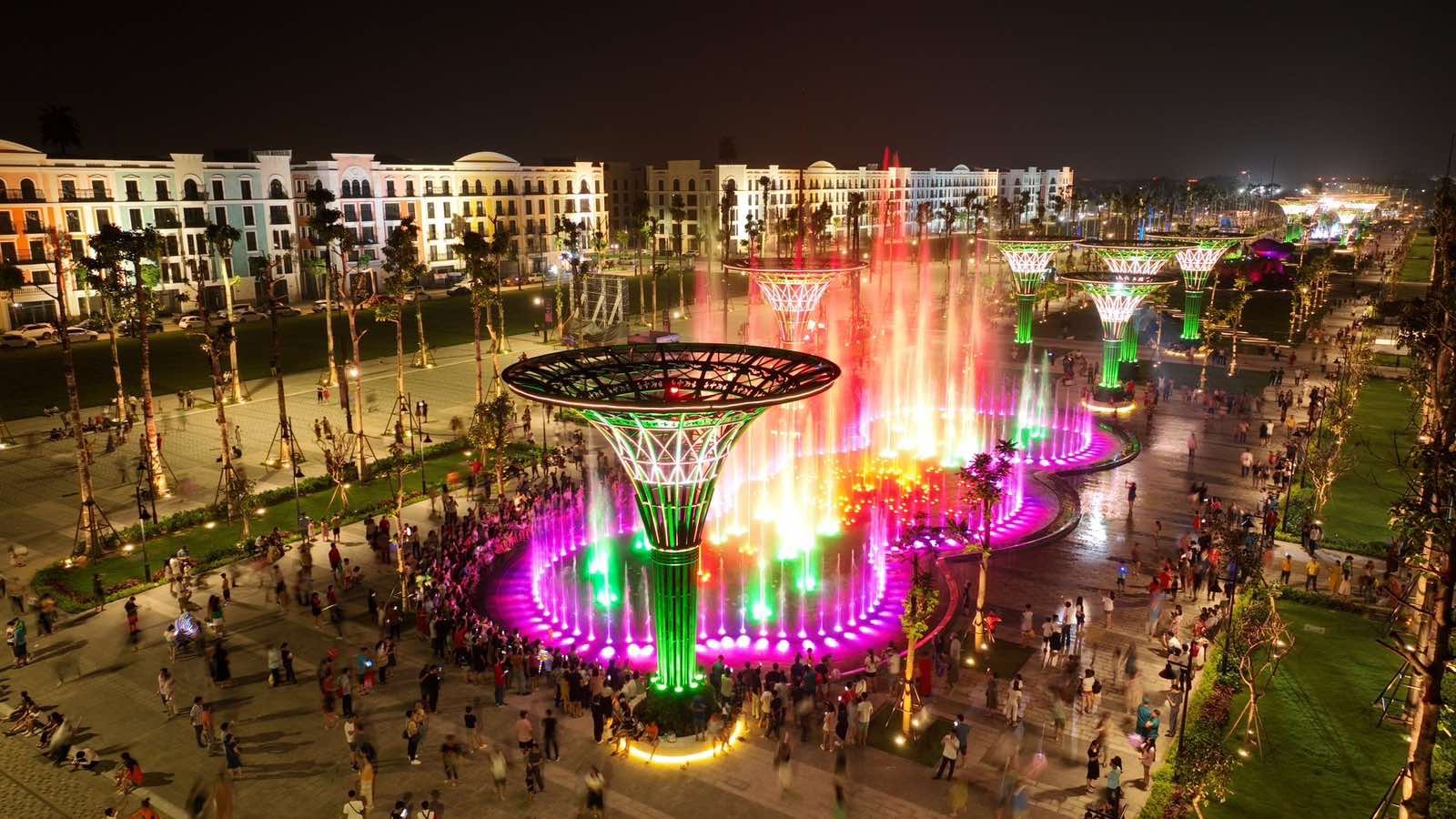 &Aacute;nh s&aacute;ng rực rỡ tại quảng trường biển trước giờ&nbsp;khai hội.