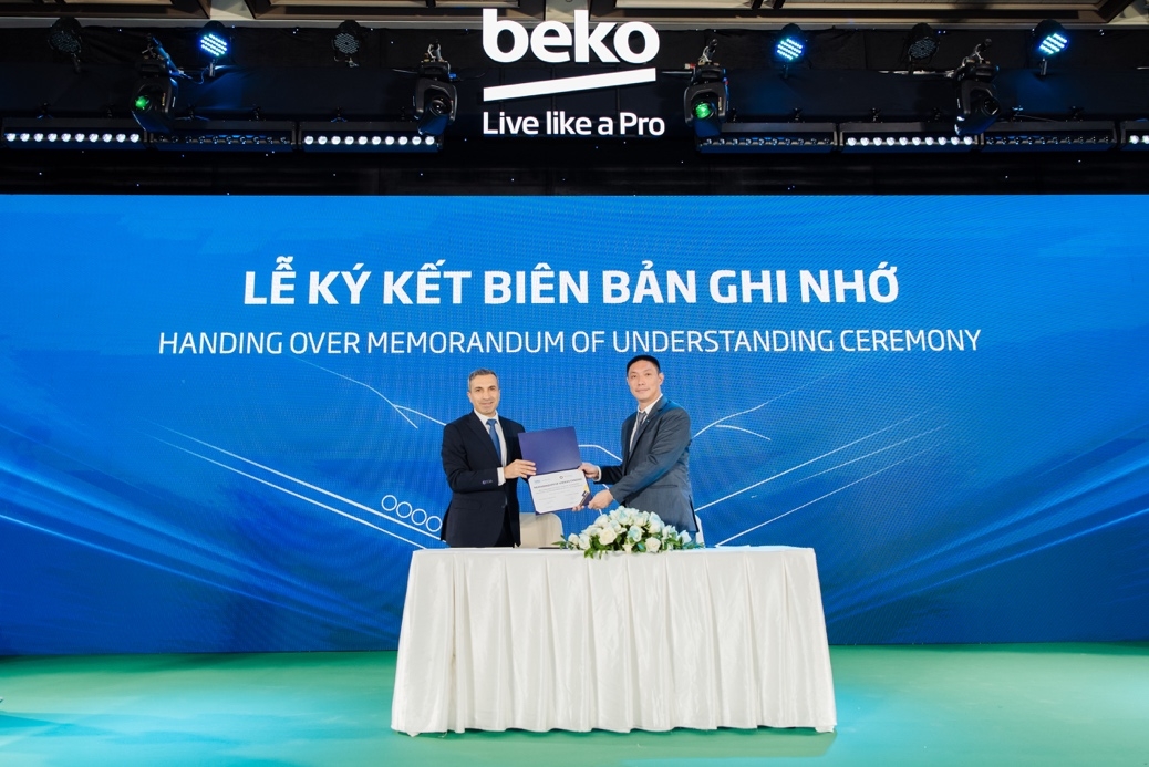 Ông Alper Yıldırım CEO BEKO Vietnam và ông Phan Như Tuấn CEO O Trading ký kết hợp đồng hợp tác chiến lược.