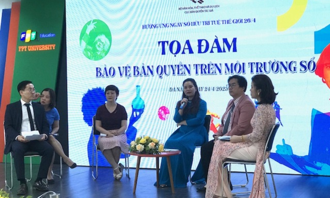 Bà Phạm Thị Kim Oanh, Phó cục trưởng Cục Bản quyền tác giả, Bộ VHTTDL (người ngồi giữa mặc áo dài) cùng các diễn giả tại Tọa đàm.