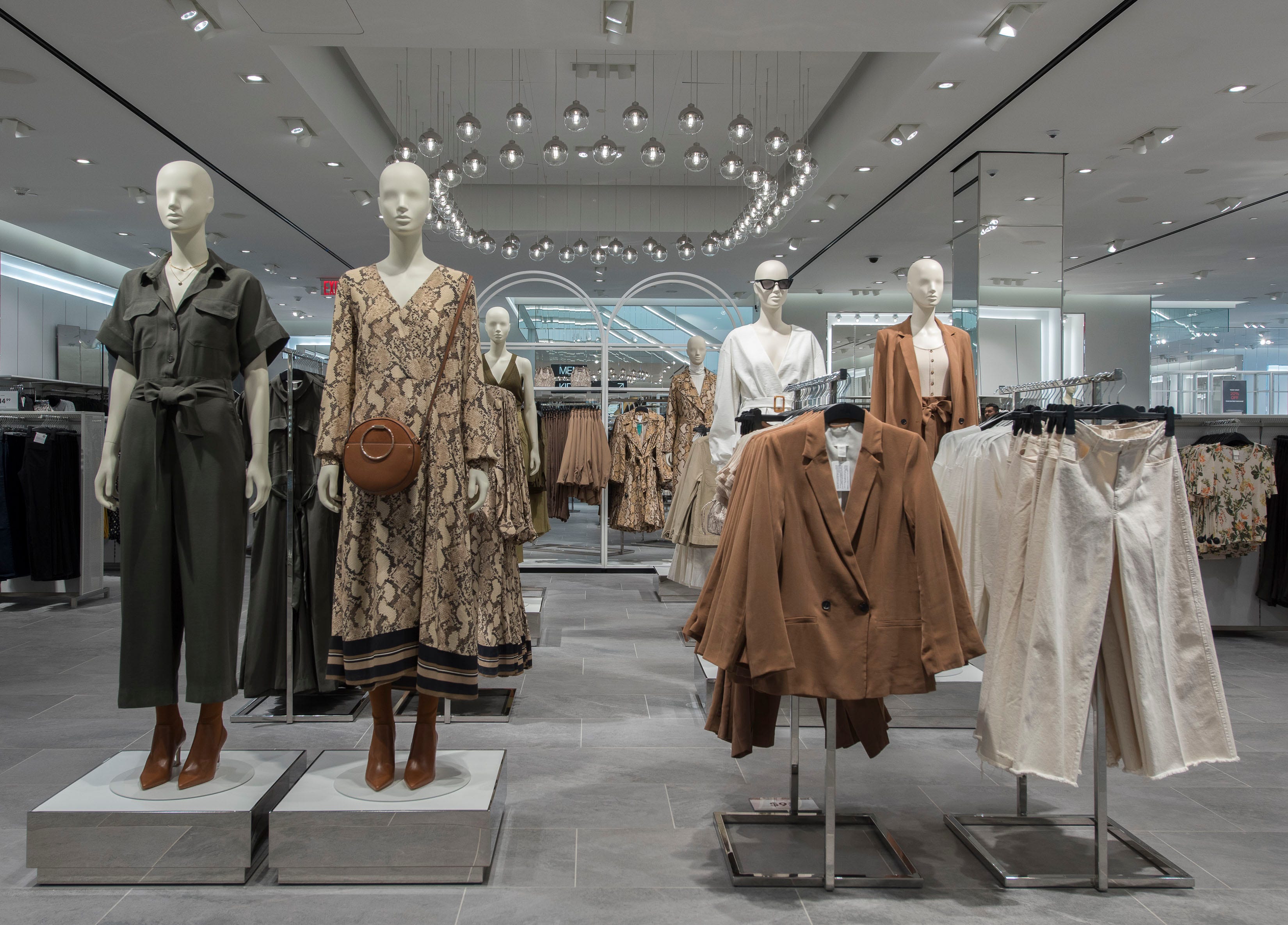 H&M là một trong hàng chục hãng thời trang hàng đầu thế giới cam kết giảm khí gây hiệu ứng nhà kính xuống còn 30% vào năm 2030.