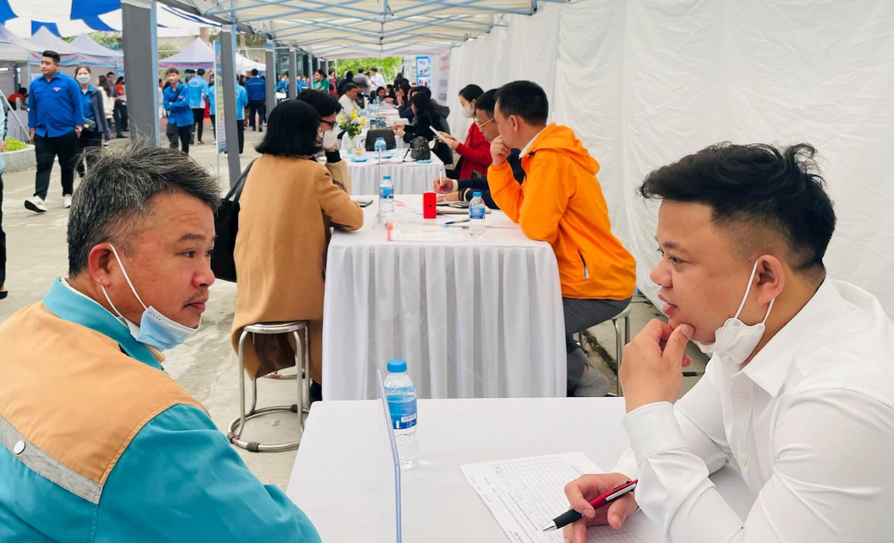 Nhiều lao động t&igrave;m đến c&aacute;c c&aacute;c phi&ecirc;n giao dịch việc l&agrave;m để t&igrave;m kiếm c&ocirc;ng việc.