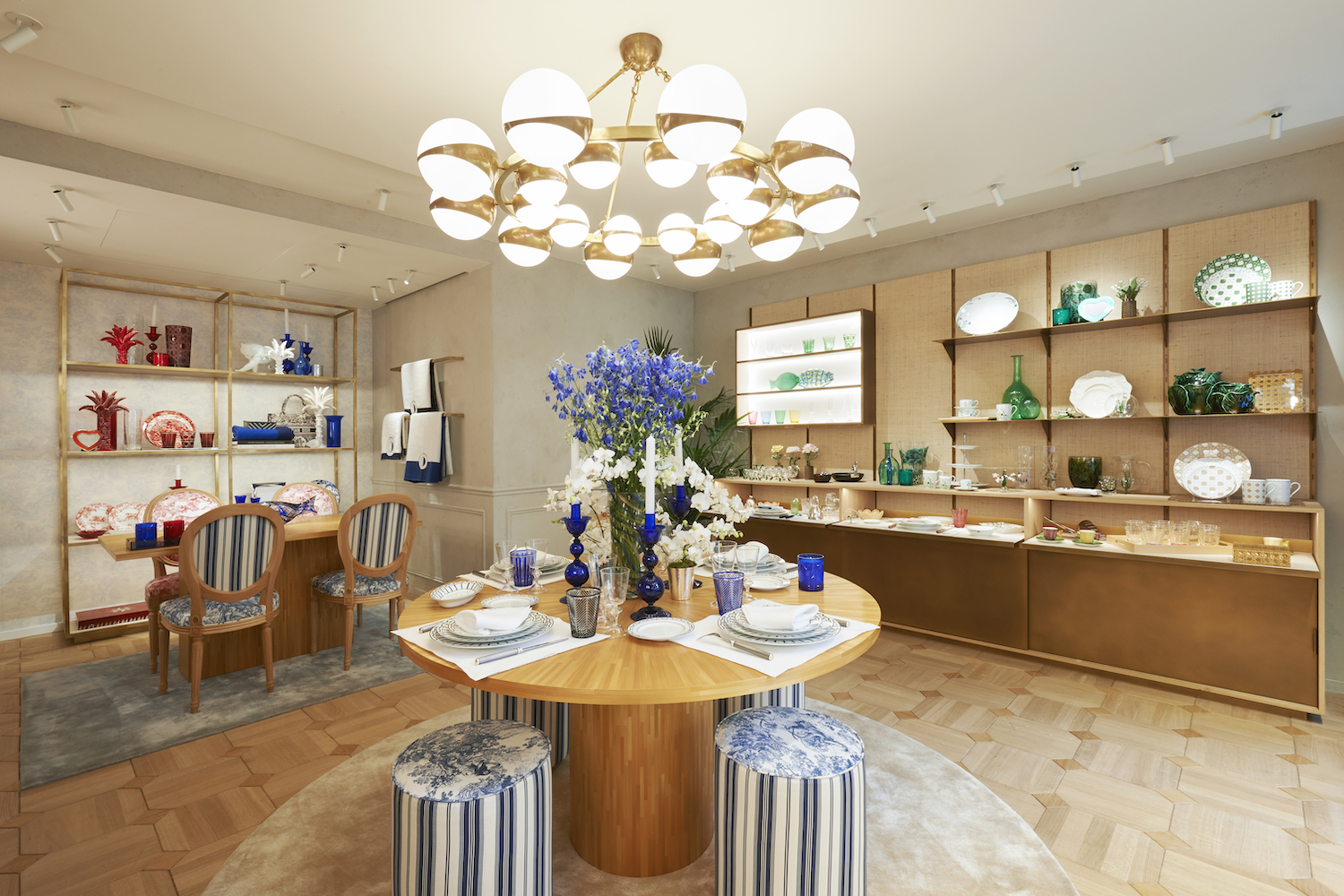 C&aacute;c cửa h&agrave;ng Dior Maison chuy&ecirc;n b&aacute;n ch&eacute;n dĩa được tạo t&aacute;c tinh xảo.