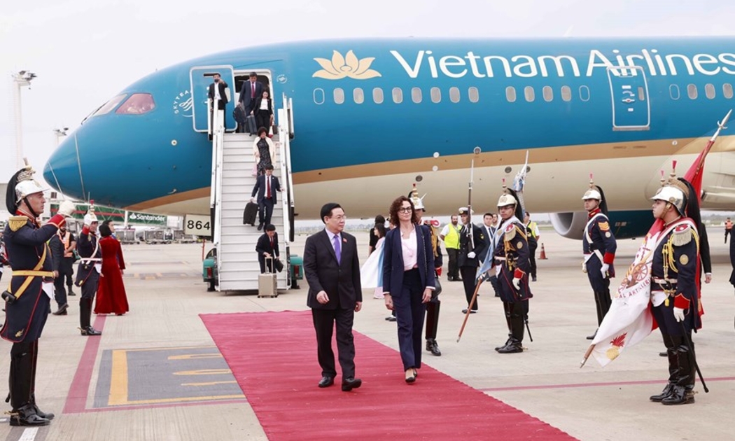 Lễ đón Chủ tịch Quốc hội Vương Đình Huệ và Đoàn đại biểu cấp cao Quốc hội Việt Nam tại sân bay quốc tế Ministro Pistarini, thủ đô Buenos Aires, Argentina - Ảnh: TTXVN.