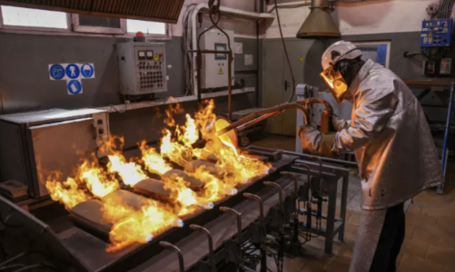 Giá vàng thế giới lại ngấp nghé mốc 2.000 USD/oz, trong nước đứng im