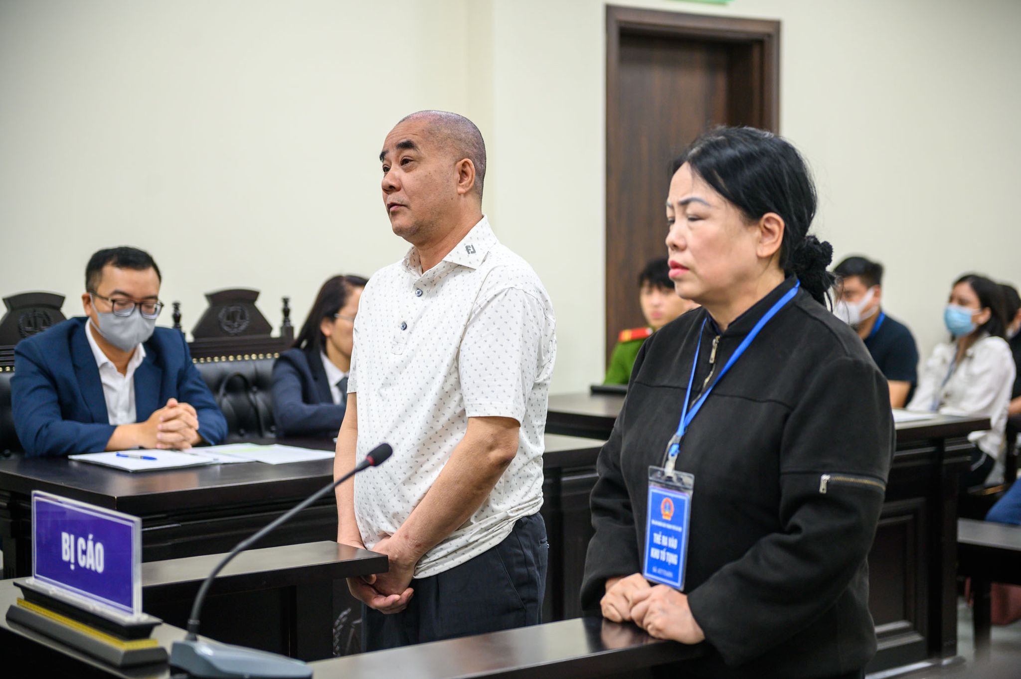 Vợ chồng bị cáo Hiển hầu tòa sáng 25/4.