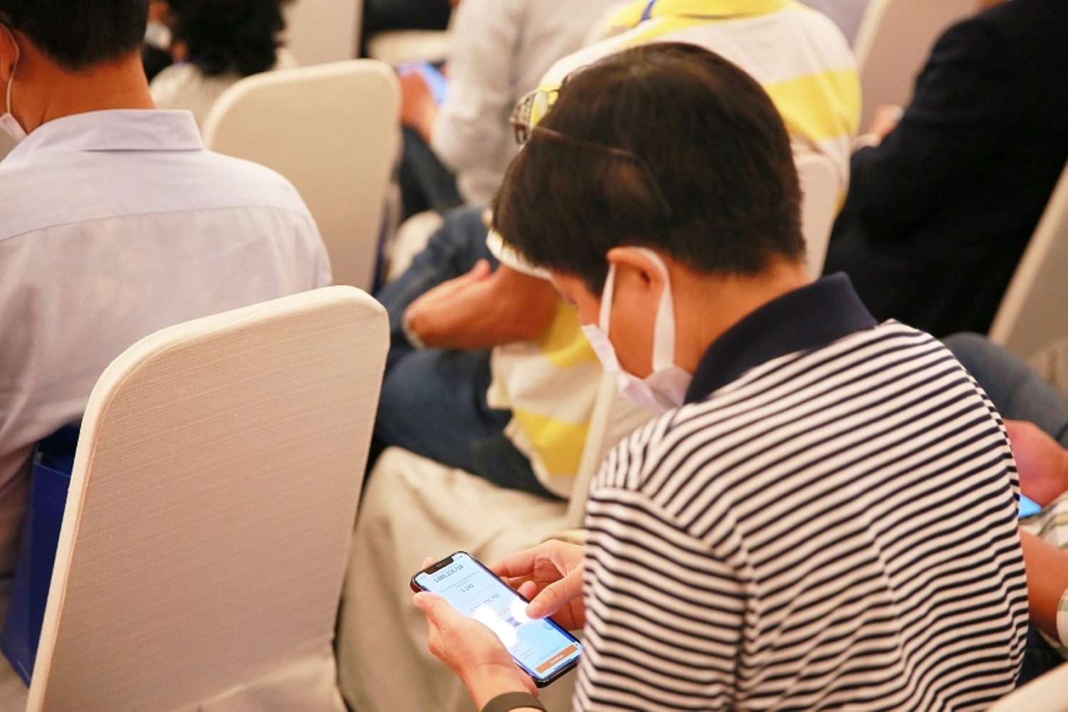 Cổ đ&ocirc;ng Sacombank tiến h&agrave;nh bỏ phiếu điện tử tại Đại hội.