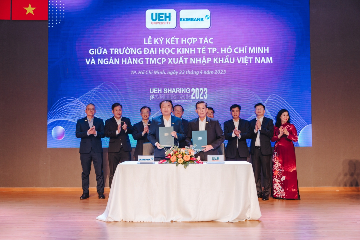 Ông Trần Tấn Lộc - Tổng Giám đốc Eximbank (bên tay trái) ký thoả thuận hợp tác cùng GS.TS. Sử Đình Thành - Hiệu trưởng UEH.
