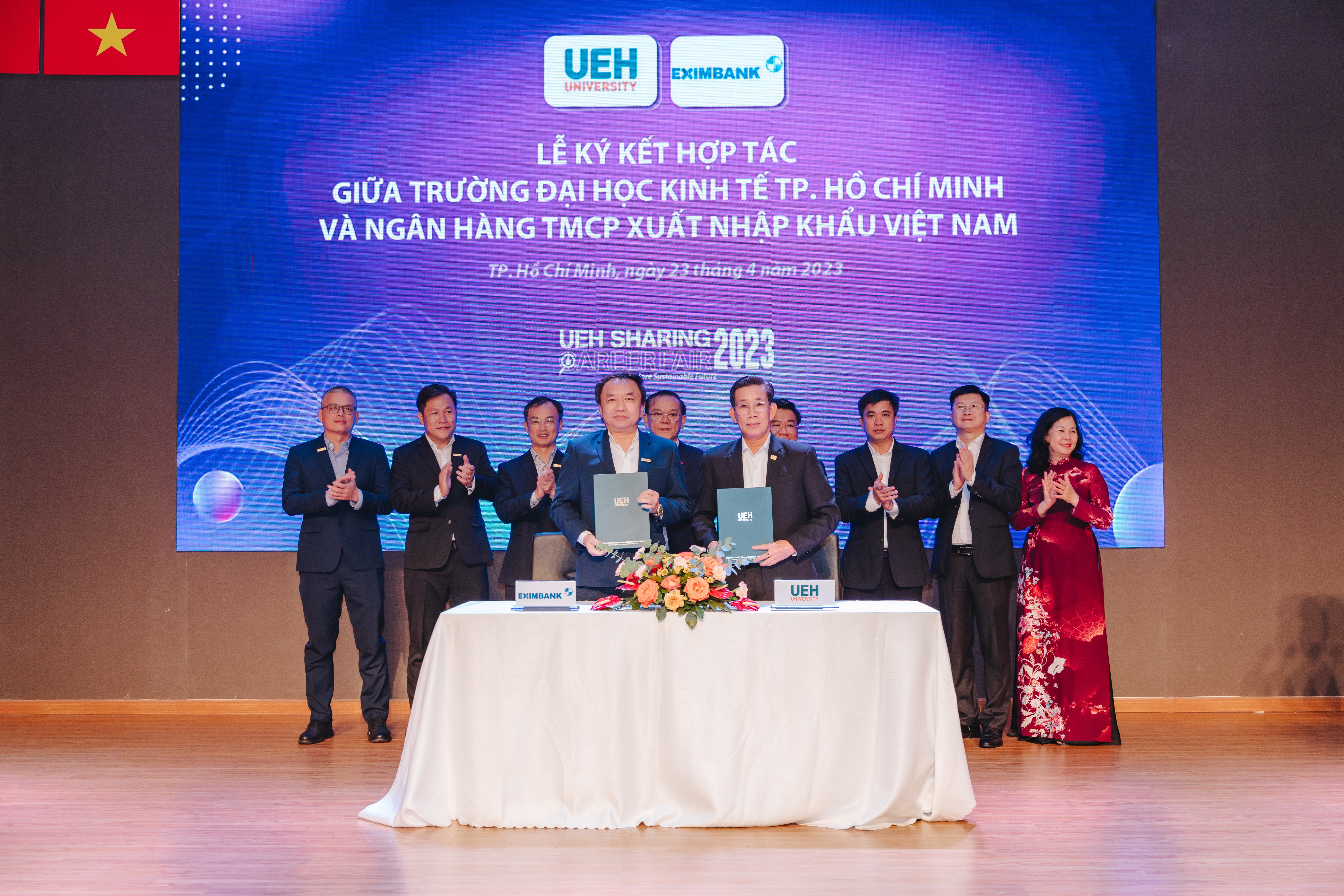 Ông Trần Tấn Lộc - Tổng Giám đốc Eximbank (bên tay trái) ký thoả thuận hợp tác cùng GS.TS. Sử Đình Thành - Hiệu trưởng UEH.