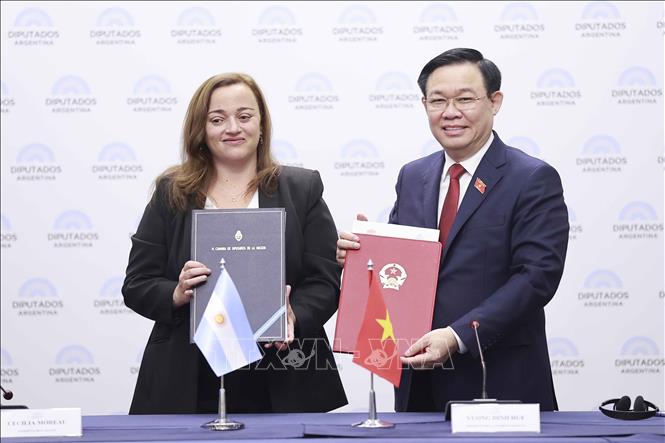 Chủ tịch Quốc hội Vương Đình Huệ và Chủ tịch Hạ viện Cộng hòa Argentina Cecilia Moreau ký thỏa thuận giữa Quốc hội Việt Nam và Hạ viện Argentina - Ảnh: TTXVn