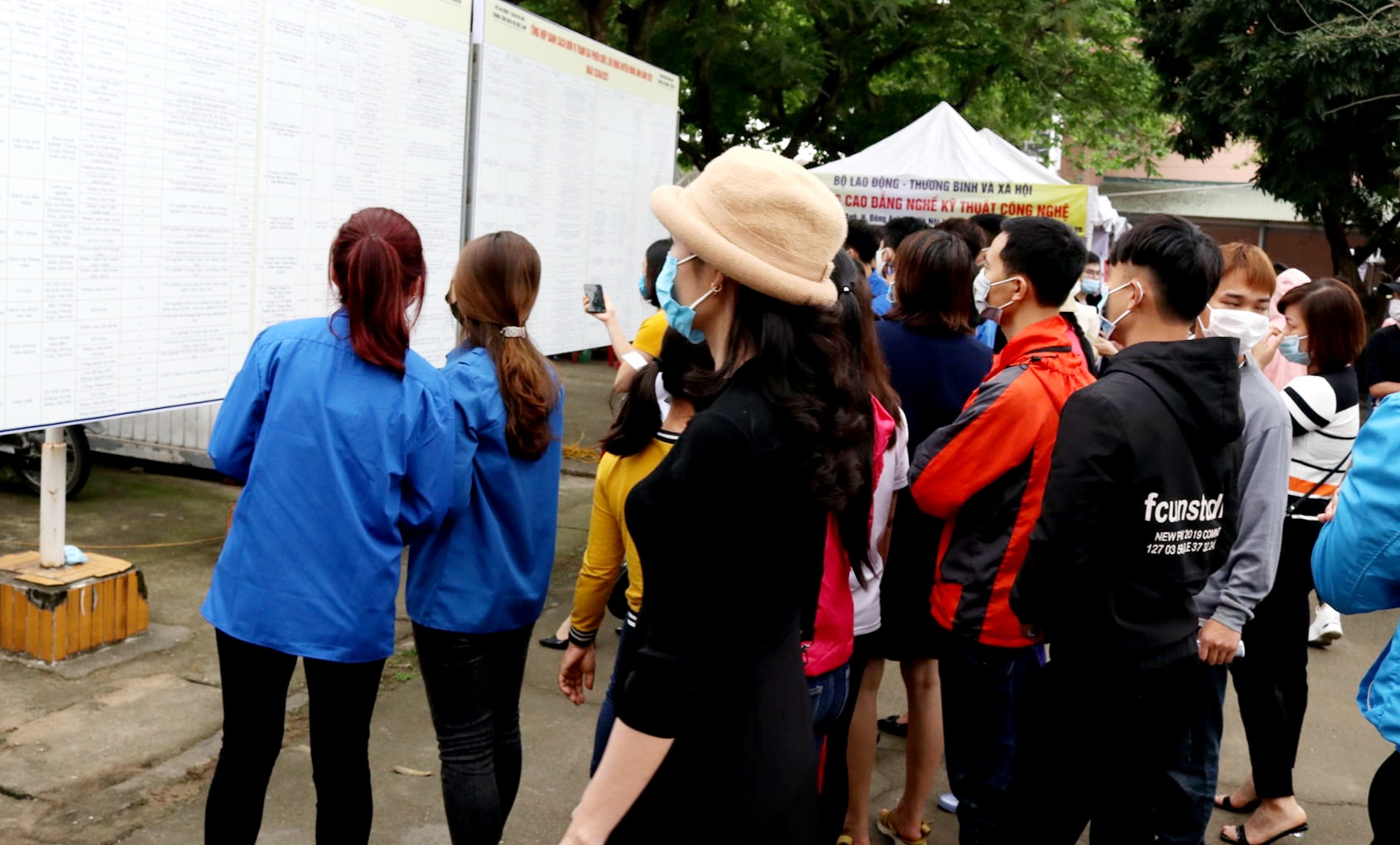 Người lao động t&igrave;m hiểu th&ocirc;ng tin việc l&agrave;m. Ảnh - N.Dương.