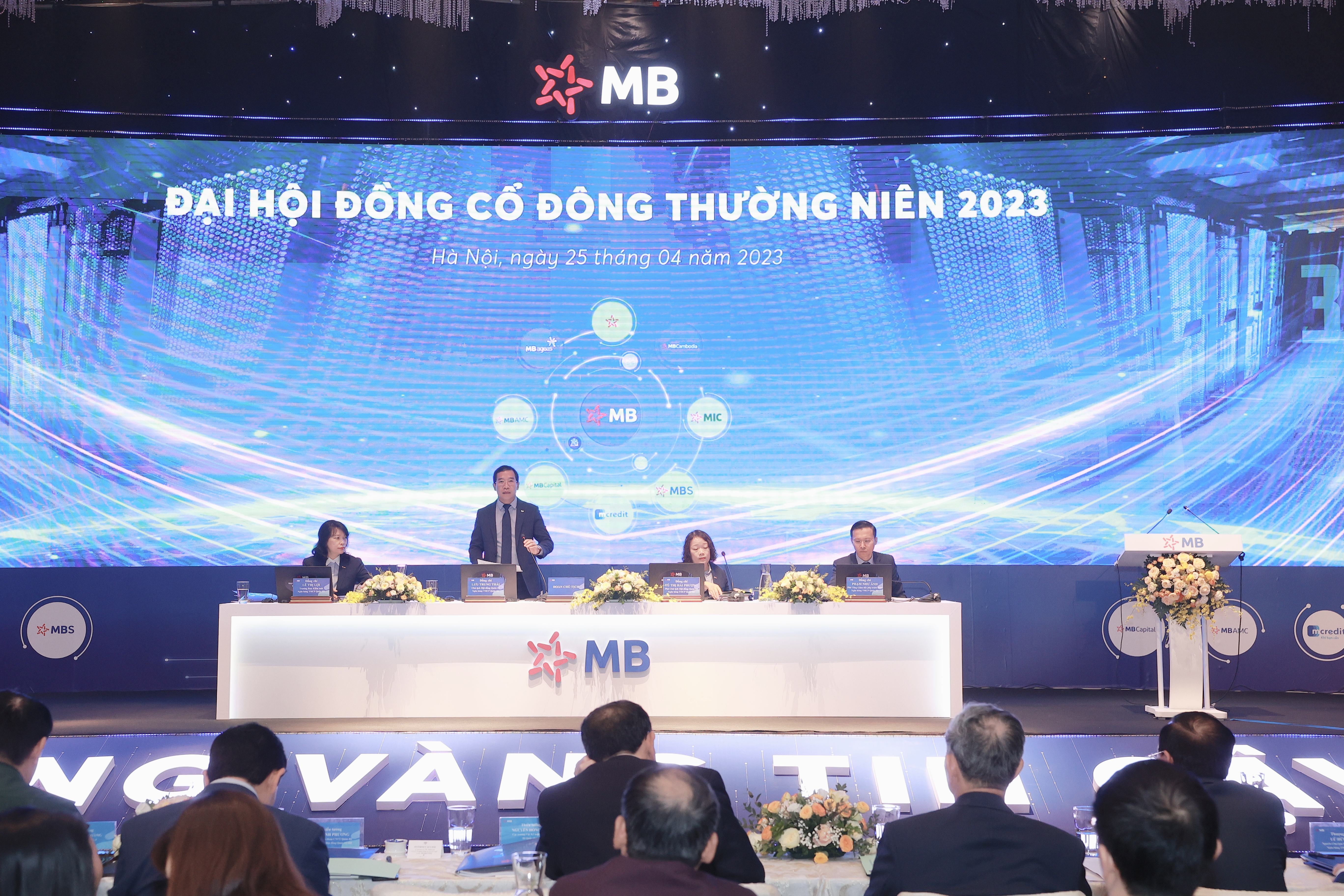 Chủ tịch MB Lưu Trung Thái trả lời các câu hỏi của cổ đông.