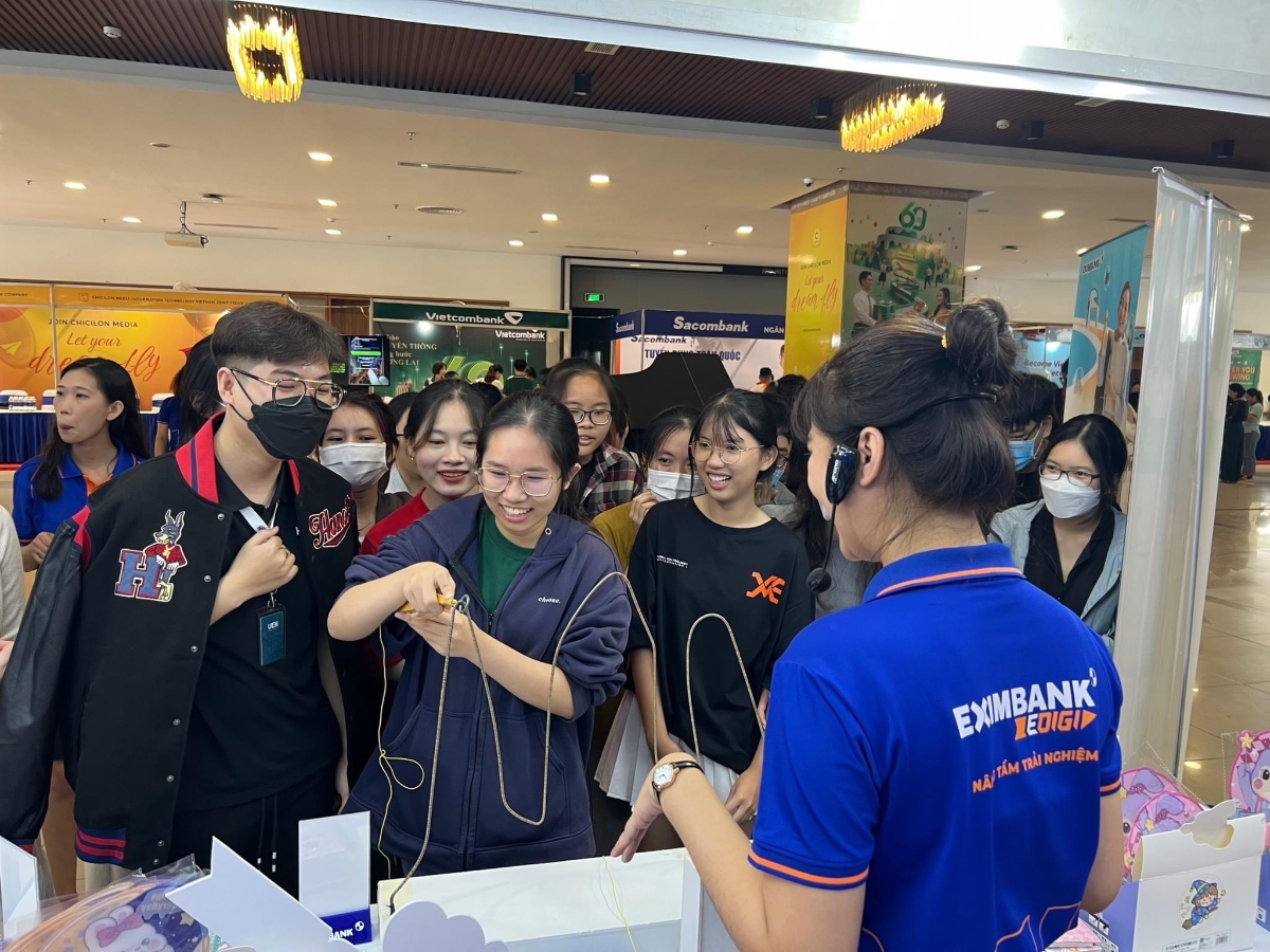 Khu vực tư vấn việc l&agrave;m v&agrave; sản phẩm dịch vụ của Eximbank tại sảnh sự kiện thu h&uacute;t rất nhiều c&aacute;c bạn sinh vi&ecirc;n UEH tham gia.